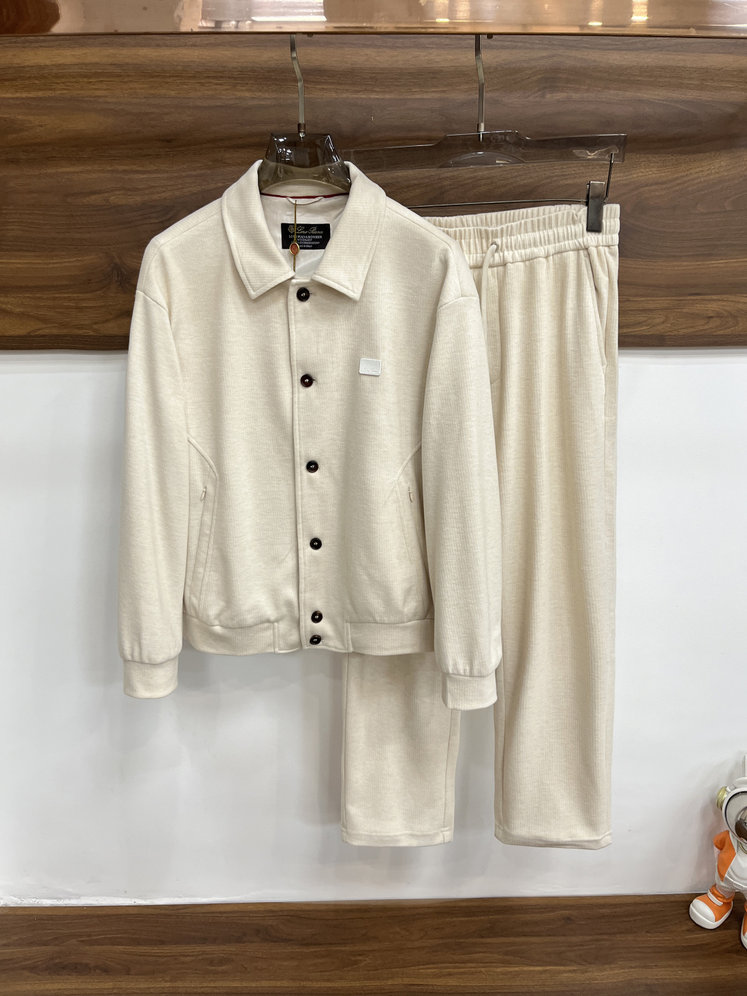 NO:746644,The main recommendation is L’s latest spring suit, LP lapel cardigan suit, the original casual and fashionable suit, the upper body is very unique!  Eye-catching and bright, imported high-density pure cotton fabric, high density, comfortable to the touch, with a warm luster on the surface, skin-friendly and breathable, simple yet fashionable, extremely high-grade, extremely handsome upper body, highly recommended. Size M-XXXl H2026 new release,,loro piana,19860909主推 L春季最新品套装LP翻领开衫套装,原单狠货休闲时尚套装,上身很有特点！吸睛而有亮点,进口高密度纯棉面料,密度高,手感舒适,表面有着温润的光泽,亲肤透气,简单而不失时尚,档次极高,上身帅到爆,极力推荐. 尺码M-XXXl H2026新款首发,,loro piana,,Men's clothing