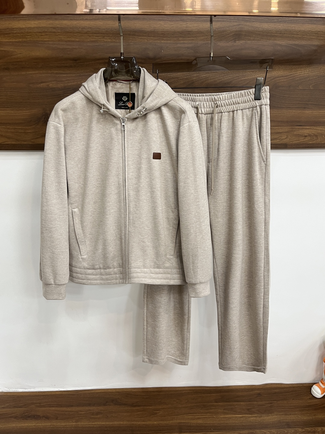 NO:746647,The main recommendation is L's latest spring suit, LP hooded cardigan suit, an original casual and fashionable suit, the upper body is very unique!  Eye-catching and bright, imported high-density pure cotton fabric, high density, comfortable to the touch, with a warm luster on the surface, skin-friendly and breathable, simple yet fashionable, extremely high-grade, extremely handsome upper body, highly recommended. Size M-XXXl H2026 new release,,loro piana,hats,19860909主推 L春季最新品套装LP连帽开衫套装,原单狠货休闲时尚套装,上身很有特点！吸睛而有亮点,进口高密度纯棉面料,密度高,手感舒适,表面有着温润的光泽,亲肤透气,简单而不失时尚,档次极高,上身帅到爆,极力推荐. 尺码M-XXXl H2026新款首发,,loro piana,hats,,Men's clothing