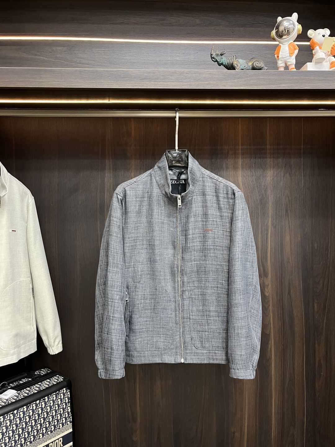 NO:727488,New Year’s Eve!  The main recommendation is Zegna's new spring 2026 Zegna stand-up collar jacket, a popular spring jacket with the letter Logo on the chest. Wearing it makes you feel comfortable and slim, lazy and casual, combined with clean and simple colors, it is particularly eye-catching and suitable for daily wear~ We are launching sports items decorated with vibrant prints!  Sizes M-3XL, complete with three standards, shipped next day, color card, dark gray, off-white, H2026 new model first release,,zegna,jackets & coats,jackets & coats,19860909年后！主推 Zegna 2026春季新款发布杰尼亚立领夹克外套,春季爆款夹克外套,胸前字母Logo 穿上就是舒适自在又显瘦的存在,慵懒而随性,结合干净简单的色系就特别耐看,适合日常穿着~倾情推出缀饰活力印花的运动单品！ 尺码M-3XL 三标齐全 隔天出货 颜色卡色 深灰 米白 H2026新款首发,,zegna,jackets & coats,jackets & coats,,Men's clothing