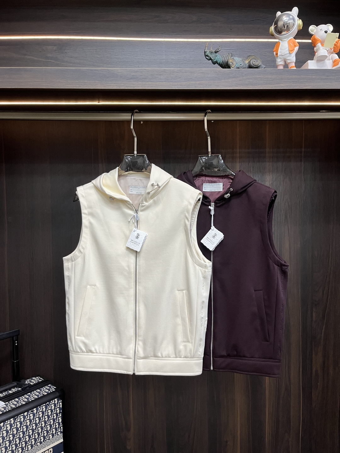 NO:727499,New Year’s Eve!  The main recommendation of BC 2026 spring new release is the BC hooded jacket and vest, a popular spring jacket, with the letter Logo on the chest. Wearing it makes you feel comfortable and slim, lazy and casual, combined with clean and simple colors, it is particularly attractive and suitable for daily wear~ We are launching sports items decorated with vibrant prints!  Sizes M-3XL, complete with three standards, shipped next day, color burgundy, off-white, H2026 new model first release,,jackets & coats,jackets & coats,hats,19860909年后！主推 BC 2026春季新款发布BC连帽夹克马甲外套,春季爆款夹克外套,胸前字母Logo 穿上就是舒适自在又显瘦的存在,慵懒而随性,结合干净简单的色系就特别耐看,适合日常穿着~倾情推出缀饰活力印花的运动单品！ 尺码M-3XL 三标齐全 隔天出货 颜色酒红 米白 H2026新款首发,,jackets & coats,jackets & coats,hats,,Men's clothing