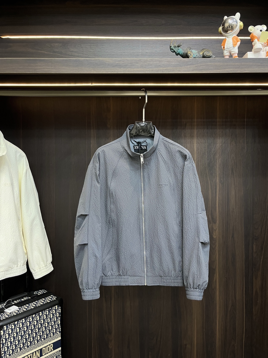 NO:727508,New Year’s Eve!  The main recommendation is Zegna's new spring 2026 Zegna stand-up collar jacket, a popular spring jacket with the letter Logo on the chest. Wearing it makes you feel comfortable and slim, lazy and casual, combined with clean and simple colors, it is particularly eye-catching and suitable for daily wear~ We are launching sports items decorated with vibrant prints!  Sizes M-3XL, complete with three standards, shipped next day, color black, gray, white, H2026 new model debut,,zegna,jackets & coats,jackets & coats,19860909年后！主推 Zegna 2026春季新款发布杰尼亚立领夹克外套,春季爆款夹克外套,胸前字母Logo 穿上就是舒适自在又显瘦的存在,慵懒而随性,结合干净简单的色系就特别耐看,适合日常穿着~倾情推出缀饰活力印花的运动单品！ 尺码M-3XL 三标齐全 隔天出货 颜色黑色 灰色 白色 H2026新款首发,,zegna,jackets & coats,jackets & coats,,Men's clothing