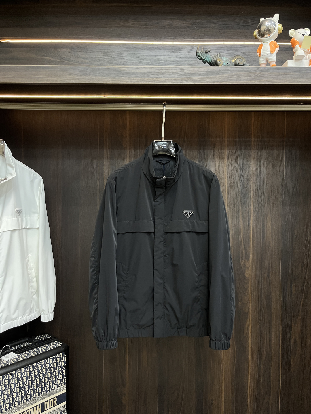 NO:727519,New Year’s Eve!  The main recommendation of Prada's 2026 spring new style is the Prada stand-up collar jacket, a popular spring jacket, with the letter Logo on the chest. Wearing it makes you feel comfortable and slim, lazy and casual, combined with clean and simple colors, it is particularly attractive and suitable for daily wear~ We are launching sports items decorated with vibrant prints!  Sizes M-3XL, complete with three standards, shipped next day, color black, blue, white, H2026 new model debut,, prada, prada, jackets & coats, jackets & coats,19860909年后！主推 Prada 2026春季新款发布普拉达立领夹克外套,春季爆款夹克外套,胸前字母Logo 穿上就是舒适自在又显瘦的存在,慵懒而随性,结合干净简单的色系就特别耐看,适合日常穿着~倾情推出缀饰活力印花的运动单品！ 尺码M-3XL 三标齐全 隔天出货 颜色黑色 蓝色 白色 H2026新款首发,,prada,prada,jackets & coats,jackets & coats,,Men's clothing