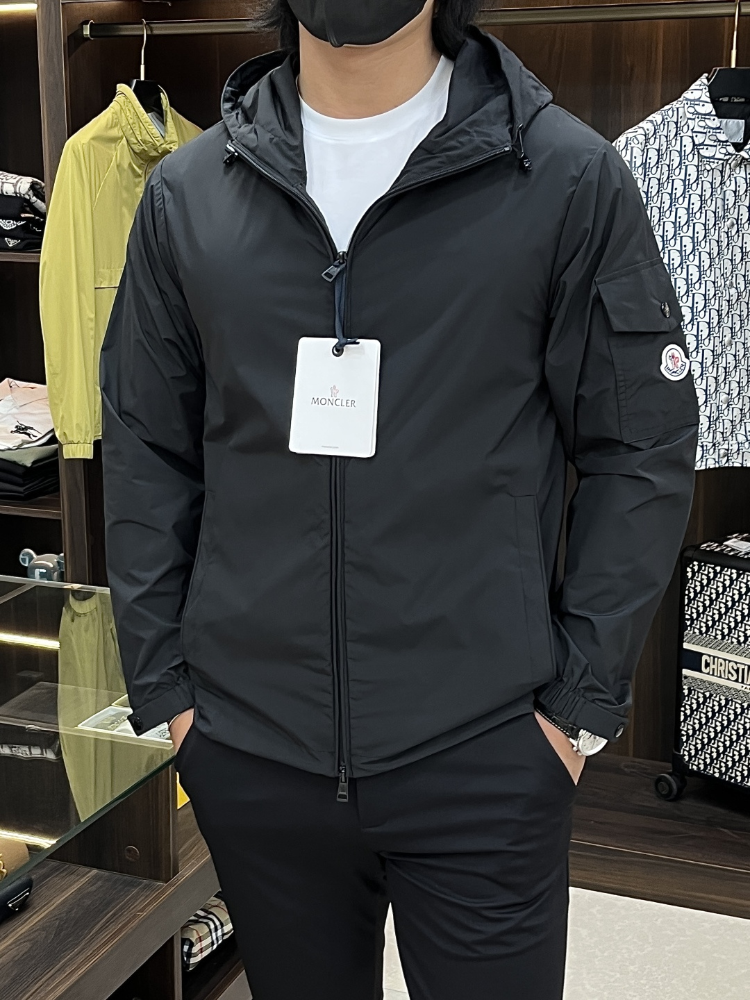 NO:727473,New Year’s Eve!  The main recommendation is Moncler's 2026 spring new release of the hooded jacket, a popular spring jacket with the letter Logo on the chest. Wearing it makes you feel comfortable and slim, lazy and casual, combined with clean and simple colors, it is particularly attractive and suitable for daily wear~ We are launching sports items decorated with vibrant prints!  Size 1-6 Color Black Blue Green H2026 New Release,,Moncler,jackets & coats,jackets & coats,hats,19860909年后！主推 Moncler 2026春季新款发布蒙口连帽夹克外套,春季爆款夹克外套,胸前字母Logo 穿上就是舒适自在又显瘦的存在,慵懒而随性,结合干净简单的色系就特别耐看,适合日常穿着~倾情推出缀饰活力印花的运动单品！ 尺码1-6码 颜色黑色 蓝色 绿色 H2026新款首发,,Moncler,jackets & coats,jackets & coats,hats,,Men's clothing
