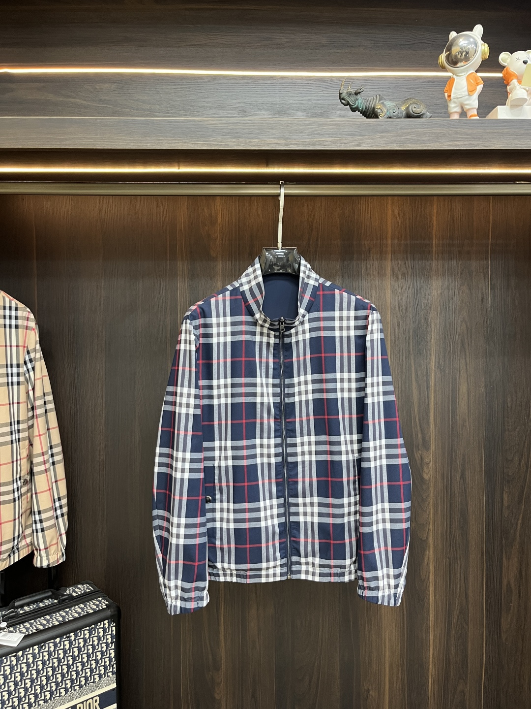 NO:758494,The main recommendation is Burberry's 2026ss spring new release Burberry stand-collar jacket. It is a popular spring jacket that can be worn on both sides. It makes you feel comfortable and slim when you wear it. It is lazy and casual. It is particularly attractive when combined with clean and simple colors. It is suitable for daily wear. We introduce sports items decorated with vibrant prints for a fashionable and quality life!  Size M-3XL H2025 new model debut,,burberry,burberry,jackets & coats,jackets & coats,19860909主推 Burberry 2026ss春季新款发布巴宝莉立领夹克外套,双面穿春季爆款外套,穿上就是舒适自在又显瘦的存在,慵懒而随性,结合干净简单的色系就特别耐看,适合日常穿着~倾情推出缀饰活力印花的运动单品,时尚品质生活！ 尺码M-3XL H2025新款首发,,burberry,burberry,jackets & coats,jackets & coats,,Men's clothing