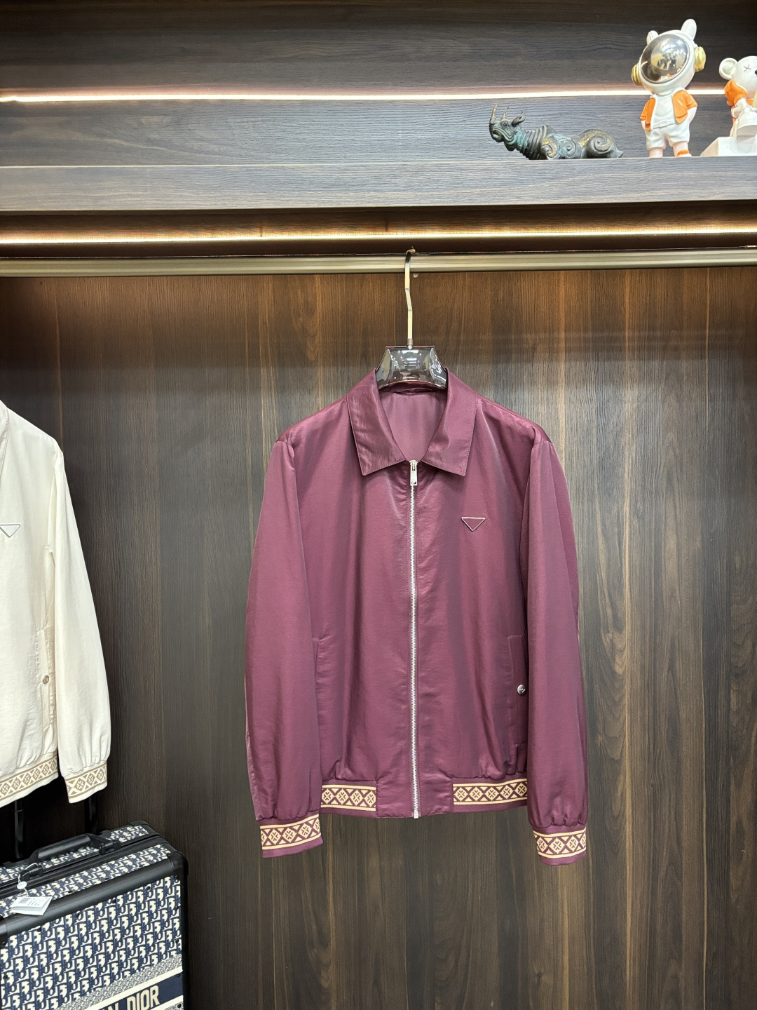 NO:761350,The main recommendation of Prada 2026ss spring new release is the Prada lapel jacket, a popular spring jacket. Wearing it makes you feel comfortable and slim, lazy and casual, combined with clean and simple colors, it is particularly eye-catching and suitable for daily wear~ We introduce sports items decorated with vibrant prints, fashionable and quality life!  Size M-3XL H2026 new model debut,,prada,prada,jackets & coats,jackets & coats,19860909主推 Prada 2026ss春季新款发布普拉达翻领夹克外套,春季爆款外套,穿上就是舒适自在又显瘦的存在,慵懒而随性,结合干净简单的色系就特别耐看,适合日常穿着~倾情推出缀饰活力印花的运动单品,时尚品质生活！ 尺码M-3XL H2026新款首发,,prada,prada,jackets & coats,jackets & coats,,Men's clothing