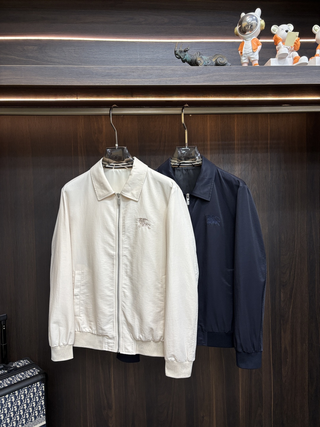 NO:758499,The main recommendation is Burbeery's 2026ss spring new release Burberry lapel jacket, a popular spring jacket. It is comfortable and slim when you wear it. It is lazy and casual. It is particularly attractive when combined with clean and simple colors. It is suitable for daily wear ~ We are launching sports items decorated with vibrant prints for a fashionable and quality life!  Size M-3XL H2025 new model debut,,burberry,burberry,jackets & coats,jackets & coats,19860909主推 Burbeery 2026ss春季新款发布巴宝莉翻领夹克外套,春季爆款外套,穿上就是舒适自在又显瘦的存在,慵懒而随性,结合干净简单的色系就特别耐看,适合日常穿着~倾情推出缀饰活力印花的运动单品,时尚品质生活！ 尺码M-3XL H2025新款首发,,burberry,burberry,jackets & coats,jackets & coats,,Men's clothing