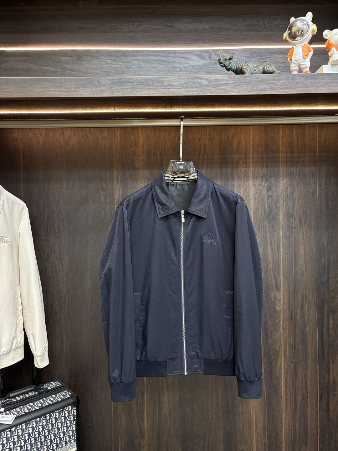 NO:758506,The main recommendation is Burbeery's 2026ss spring new release Burberry lapel jacket, a popular spring jacket. It is comfortable and slim when you wear it. It is lazy and casual. It is particularly attractive when combined with clean and simple colors. It is suitable for daily wear ~ We are launching sports items decorated with vibrant prints for a fashionable and quality life!  Size M-3XL H2026 new model debut,,burberry,burberry,jackets & coats,jackets & coats,19860909主推 Burbeery 2026ss春季新款发布巴宝莉翻领夹克外套,春季爆款外套,穿上就是舒适自在又显瘦的存在,慵懒而随性,结合干净简单的色系就特别耐看,适合日常穿着~倾情推出缀饰活力印花的运动单品,时尚品质生活！ 尺码M-3XL H2026新款首发,,burberry,burberry,jackets & coats,jackets & coats,,Men's clothing