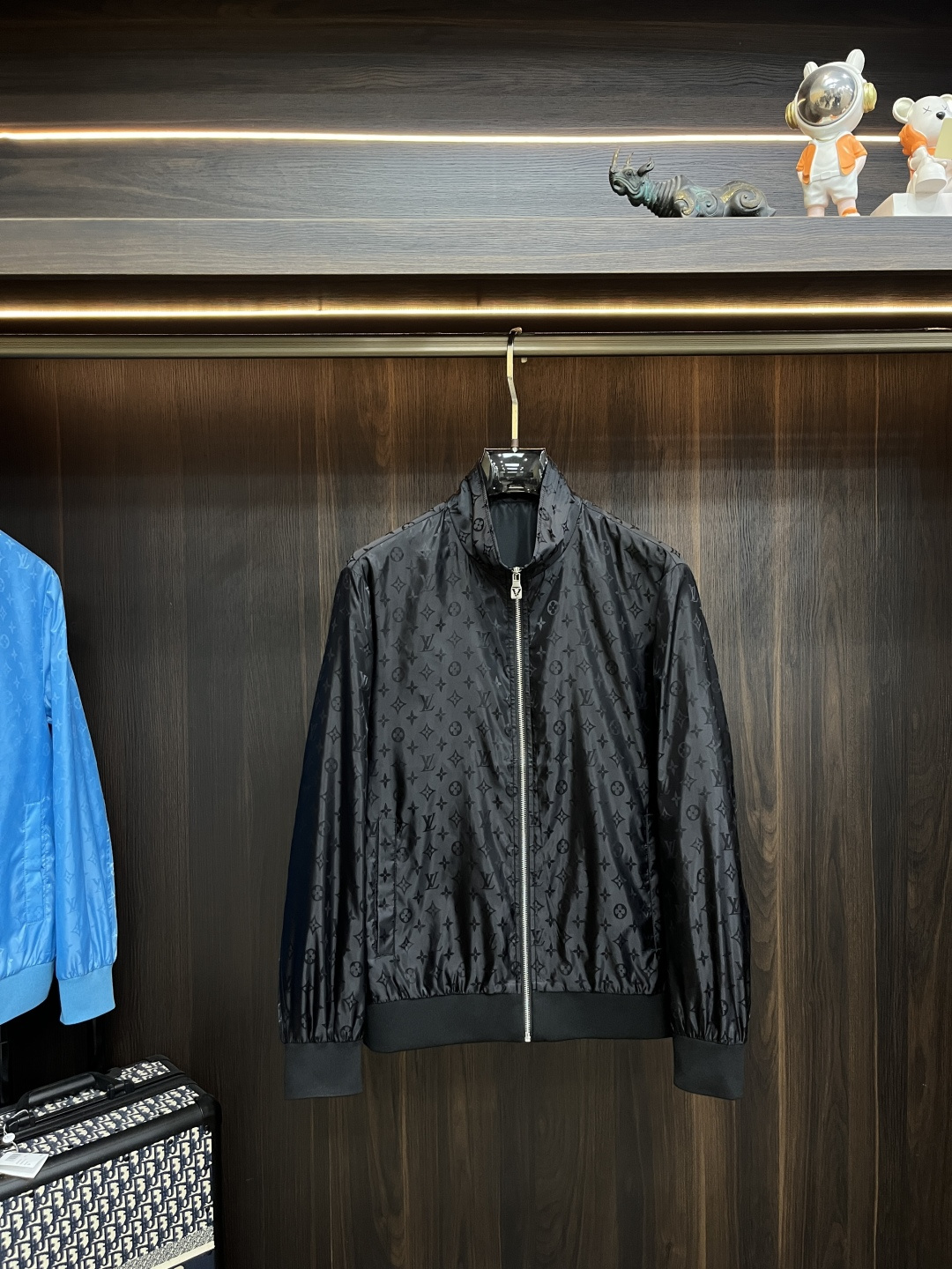 NO:761364,Mainly recommended LV 2026ss spring new release is the donkey brand stand-up collar jacket. It is a popular spring jacket. It is comfortable and slim when you wear it. It is lazy and casual. It is particularly attractive when combined with clean and simple colors. It is suitable for daily wear. We launch sports items decorated with vibrant prints for a fashionable and quality life!  Size M-3XL H2026 new model debut,,louis vuitton,louis vuitton,jackets & coats,jackets & coats,19860909主推 LV 2026ss春季新款发布驴牌立领夹克外套,春季爆款外套,穿上就是舒适自在又显瘦的存在,慵懒而随性,结合干净简单的色系就特别耐看,适合日常穿着~倾情推出缀饰活力印花的运动单品,时尚品质生活！ 尺码M-3XL H2026新款首发,,louis vuitton,louis vuitton,jackets & coats,jackets & coats,,Men's clothing