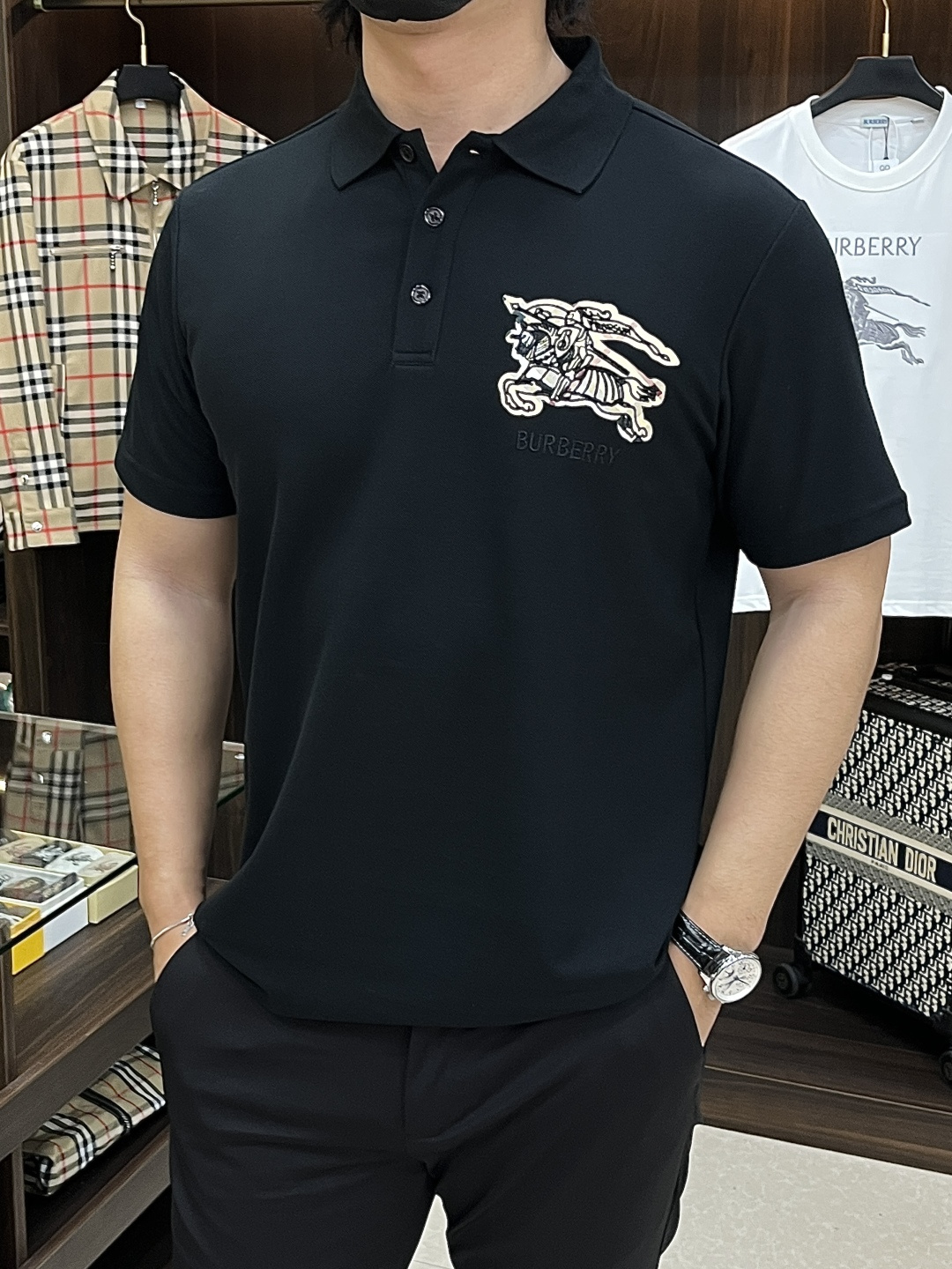 NO:736538,The main recommendation is Burberry's 2026ss spring new release Burberry lapel short-sleeved T-shirt, pure cotton short-sleeved, which makes you feel comfortable and slim when you wear it. It is lazy and casual, and it is particularly attractive when combined with clean and simple colors. It is suitable for daily wear~ We introduce sports items decorated with vibrant prints for fashionable and quality life!  Size S-XL H2026 new model first release,,burberry,burberry,T-shirt,tees,t-shirt,19860909主推 Burberry 2026ss春季新款发布巴宝莉翻领短袖T恤,纯棉短袖,穿上就是舒适自在又显瘦的存在,慵懒而随性,结合干净简单的色系就特别耐看,适合日常穿着~倾情推出缀饰活力印花的运动单品,时尚品质生活！ 尺码S-XL H2026新款首发,,burberry,burberry,T-shirt,tees，t-shirt,,Men's clothing