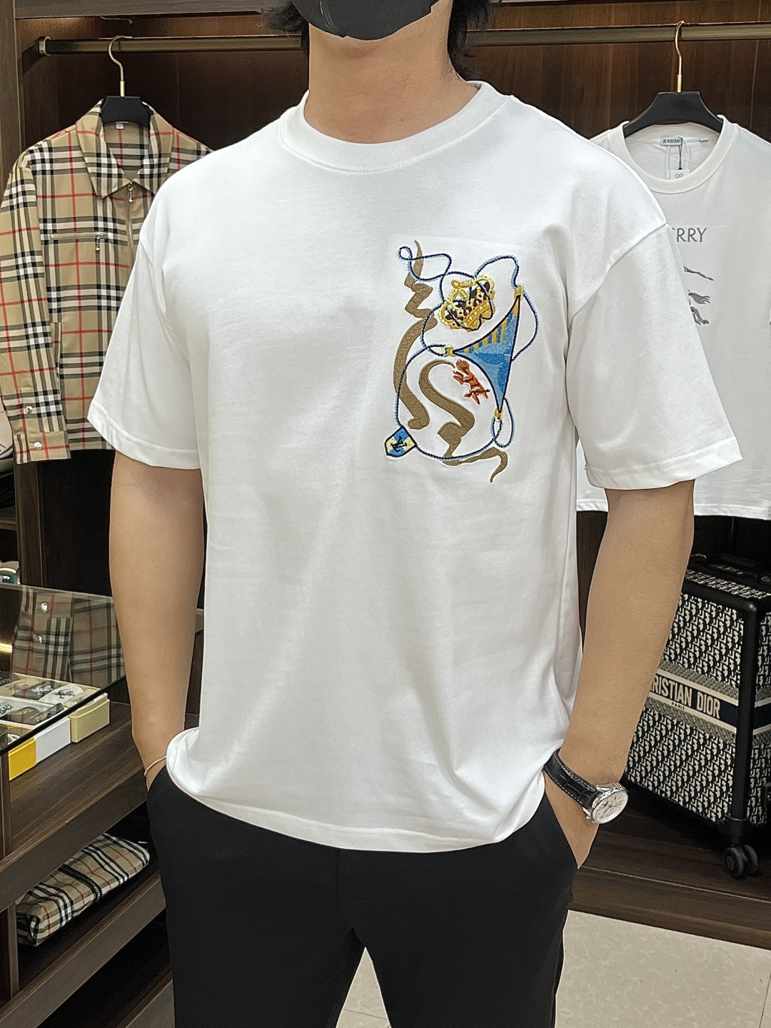 NO:736540,The main recommendation of Lv 2026ss spring new release is the donkey brand round neck short-sleeved T-shirt, pure cotton short-sleeved, which makes you feel comfortable and slim when you wear it. It is lazy and casual, and it is particularly attractive when combined with clean and simple colors. It is suitable for daily wear~ We introduce sports items decorated with vibrant prints, fashionable and quality life!  Size S-XL H2026 new model first release,,louis vuitton,louis vuitton,T-shirt,tees,t-shirt,19860909主推 Lv 2026ss春季新款发布驴牌圆领短袖T恤,纯棉短袖,穿上就是舒适自在又显瘦的存在,慵懒而随性,结合干净简单的色系就特别耐看,适合日常穿着~倾情推出缀饰活力印花的运动单品,时尚品质生活！ 尺码S-XL H2026新款首发,,louis vuitton,louis vuitton,T-shirt,tees，t-shirt,,Men's clothing