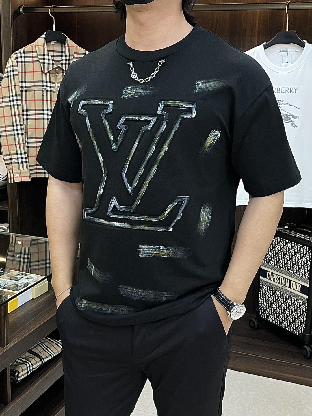 NO:736542,The main recommendation of Lv 2026ss spring new release is the donkey brand round neck short-sleeved T-shirt, pure cotton short-sleeved, which makes you feel comfortable and slim when you wear it. It is lazy and casual, and it is particularly attractive when combined with clean and simple colors. It is suitable for daily wear~ We introduce sports items decorated with vibrant prints, fashionable and quality life!  Size M-3XL H2026 new model debut,,louis vuitton,louis vuitton,T-shirt,tees,t-shirt,19860909主推 Lv 2026ss春季新款发布驴牌圆领短袖T恤,纯棉短袖,穿上就是舒适自在又显瘦的存在,慵懒而随性,结合干净简单的色系就特别耐看,适合日常穿着~倾情推出缀饰活力印花的运动单品,时尚品质生活！ 尺码M-3XL H2026新款首发,,louis vuitton,louis vuitton,T-shirt,tees，t-shirt,,Men's clothing