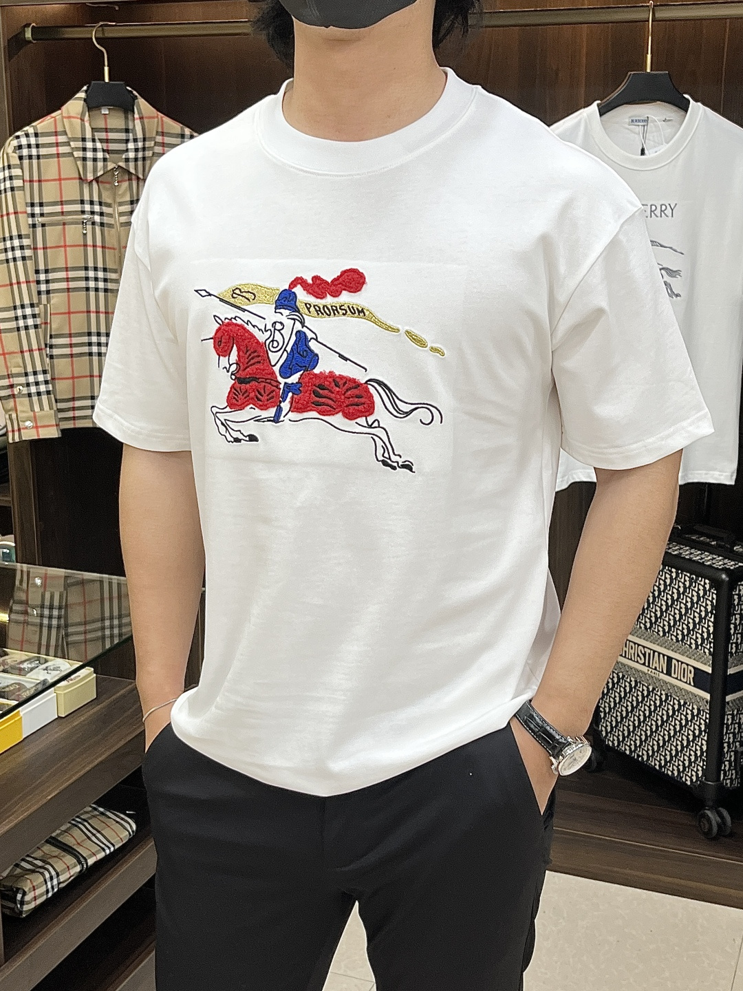 NO:736467,The main recommendation is Burberry's 2026ss spring new release Burberry round neck short-sleeved T-shirt, pure cotton short-sleeved, which makes you feel comfortable and slim when you wear it. It is lazy and casual. It is particularly attractive when combined with clean and simple colors, suitable for daily wear ~ We introduce sports items decorated with vibrant prints, fashionable and quality life!  Size M-3XL H2026 new model debut,,burberry,burberry,T-shirt,tees,t-shirt,19860909主推 Burberry 2026ss春季新款发布巴宝莉圆领短袖T恤,纯棉短袖,穿上就是舒适自在又显瘦的存在,慵懒而随性,结合干净简单的色系就特别耐看,适合日常穿着~倾情推出缀饰活力印花的运动单品,时尚品质生活！ 尺码M-3XL H2026新款首发,,burberry,burberry,T-shirt,tees，t-shirt,,Men's clothing