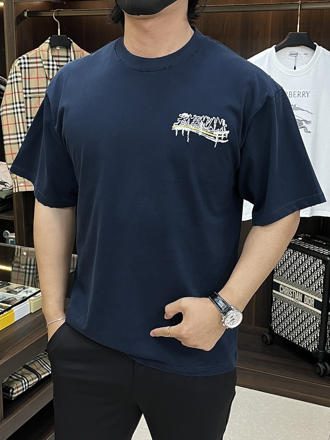 NO:736470,The main recommendation is Balencaiga's 2026ss spring new release Balenciaga round neck short-sleeved T-shirt, pure cotton short-sleeved, which makes you feel comfortable and slim when you wear it. It is lazy and casual, and it is particularly attractive when combined with clean and simple colors. It is suitable for daily wear~ We introduce sports items decorated with vibrant prints for a fashionable and quality life!  Size M-3XL H2026 new model first release,,balenciaga,balenciaga,T-shirt,tees,t-shirt,19860909主推 Balencaiga 2026ss春季新款发布巴黎世家圆领短袖T恤,纯棉短袖,穿上就是舒适自在又显瘦的存在,慵懒而随性,结合干净简单的色系就特别耐看,适合日常穿着~倾情推出缀饰活力印花的运动单品,时尚品质生活！ 尺码M-3XL H2026新款首发,,balenciaga,balenciaga,T-shirt,tees，t-shirt,,Men's clothing