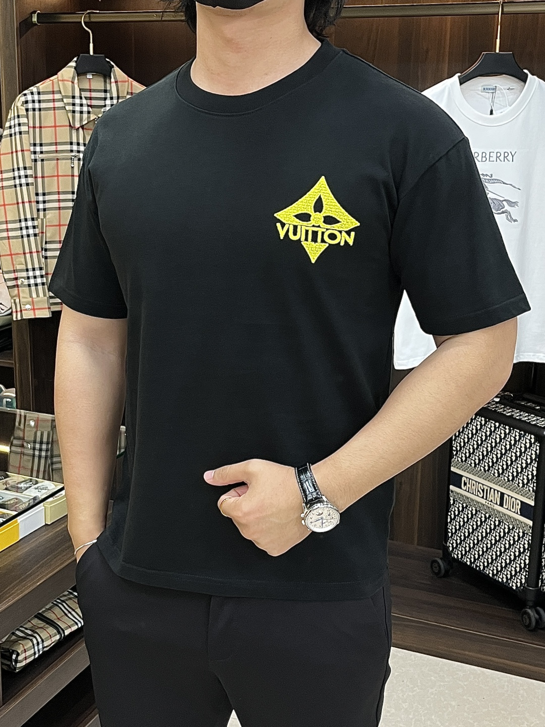 NO:736476,Mainly recommend LV 2026ss spring new release, donkey brand round neck short-sleeved T-shirt, pure cotton short-sleeved, comfortable and slim when worn, lazy and casual, combined with clean and simple colors, it is particularly eye-catching, suitable for daily wear~ We introduce sports items decorated with vibrant prints, fashionable and quality life!  Size M-3XL H2026 new model debut,,louis vuitton,louis vuitton,T-shirt,tees,t-shirt,19860909主推 LV 2026ss春季新款发布驴牌圆领短袖T恤,纯棉短袖,穿上就是舒适自在又显瘦的存在,慵懒而随性,结合干净简单的色系就特别耐看,适合日常穿着~倾情推出缀饰活力印花的运动单品,时尚品质生活！ 尺码M-3XL H2026新款首发,,louis vuitton,louis vuitton,T-shirt,tees，t-shirt,,Men's clothing