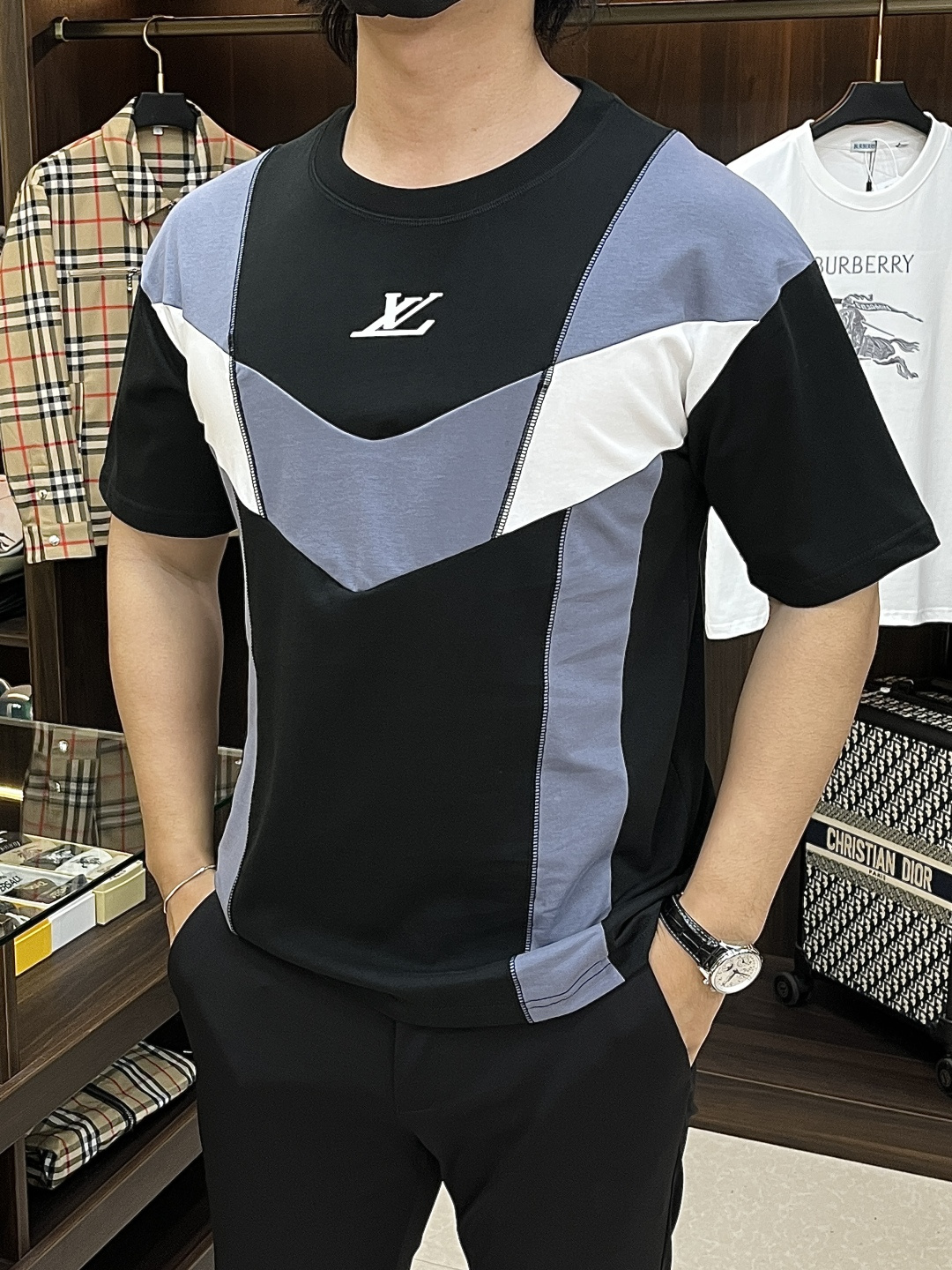 NO:736488,Mainly recommend LV 2026ss spring new release, donkey brand round neck short-sleeved T-shirt, pure cotton short-sleeved, comfortable and slim when worn, lazy and casual, combined with clean and simple colors, it is particularly eye-catching, suitable for daily wear~ We introduce sports items decorated with vibrant prints, fashionable and quality life!  Size M-3XL H2026 new model debut,,louis vuitton,louis vuitton,T-shirt,tees,t-shirt,19860909主推 LV 2026ss春季新款发布驴牌圆领短袖T恤,纯棉短袖,穿上就是舒适自在又显瘦的存在,慵懒而随性,结合干净简单的色系就特别耐看,适合日常穿着~倾情推出缀饰活力印花的运动单品,时尚品质生活！ 尺码M-3XL H2026新款首发,,louis vuitton,louis vuitton,T-shirt,tees，t-shirt,,Men's clothing