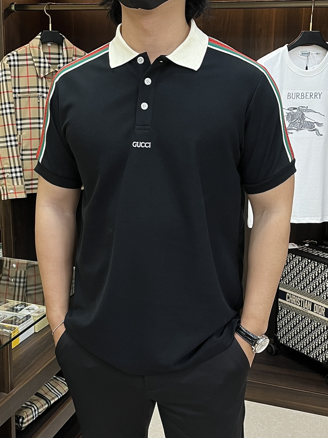 NO:736495,Mainly recommended Gucci 2026ss spring new release Gucci lapel short-sleeved T-shirt, pure cotton short-sleeved, comfortable and slim when worn, lazy and casual, combined with clean and simple colors, it is particularly eye-catching, suitable for daily wear~ We introduce sports items decorated with vibrant prints, fashionable and quality life!  Size M-3XL H2026 new model first release,,gucci,T-shirt,tees,t-shirt,19860909主推 Gucci 2026ss春季新款发布古奇翻领短袖T恤,纯棉短袖,穿上就是舒适自在又显瘦的存在,慵懒而随性,结合干净简单的色系就特别耐看,适合日常穿着~倾情推出缀饰活力印花的运动单品,时尚品质生活！ 尺码M-3XL H2026新款首发,,gucci,T-shirt,tees，t-shirt,,Men's clothing