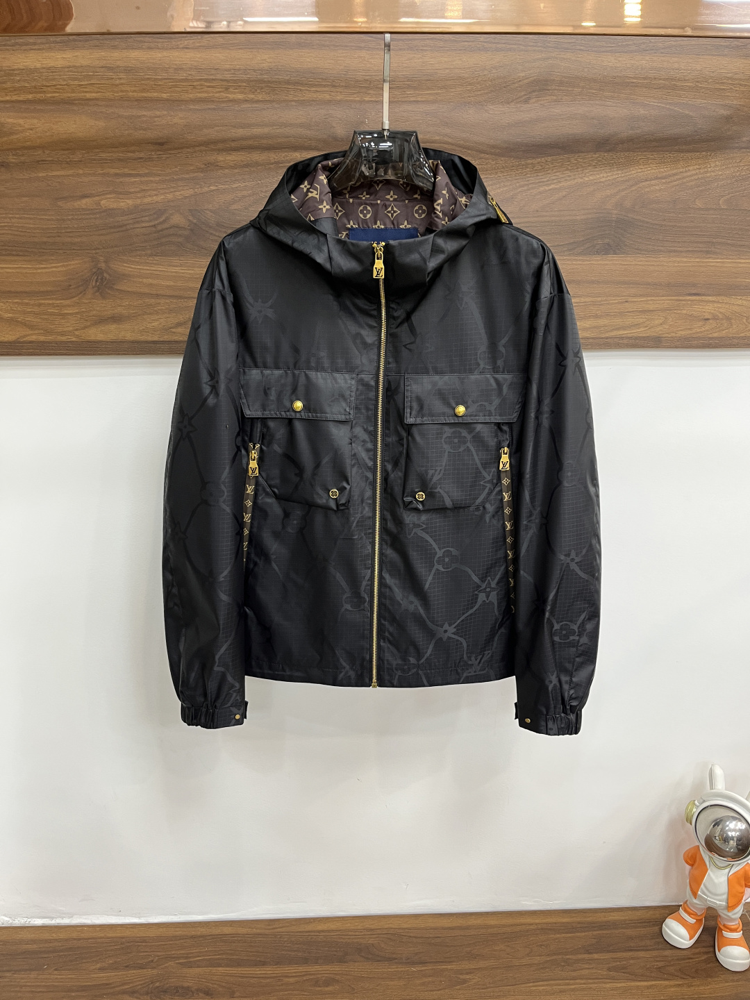 NO:731913,The main recommendation is LV’s 2026 spring new release of the Donkey brand hooded jacket, a popular spring jacket. The jacquard fabric is comfortable and slim when worn. It is lazy and casual, and combined with clean and simple colors, it is particularly attractive and suitable for daily wear~ We are launching sports items decorated with vibrant prints!  Sizes M-3XL, complete with three standards, shipped next day, color black, H2026 new model debut,,louis vuitton,louis vuitton,jackets & coats,jackets & coats,hats,19860909主推 LV 2026春季新款发布驴牌连帽夹克外套,春季爆款夹克外套,提花面料穿上就是舒适自在又显瘦的存在,慵懒而随性,结合干净简单的色系就特别耐看,适合日常穿着~倾情推出缀饰活力印花的运动单品！ 尺码M-3XL 三标齐全 隔天出货 颜色黑色 H2026新款首发,,louis vuitton,louis vuitton,jackets & coats,jackets & coats,hats,,Men's clothing