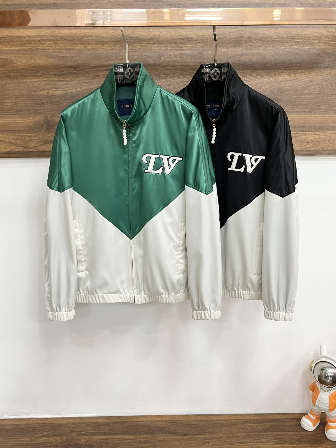 NO:731918,The main recommendation is LV’s 2026 spring new model, the donkey brand stand-up collar jacket, spring hot jacket, letter logo embroidered style, jacquard fabric is comfortable and slim when worn, lazy and casual, combined with clean and simple colors, it is particularly eye-catching, suitable for daily wear~ We are launching sports items decorated with vibrant prints!  Sizes M-3XL, complete with three standards, shipped next day, color black, green, H2026 new model debut,,louis vuitton,louis vuitton,jackets & coats,jackets & coats,19860909主推 LV 2026春季新款发布驴牌立领夹克外套,春季爆款夹克外套,字母Logo 刺绣款,提花面料穿上就是舒适自在又显瘦的存在,慵懒而随性,结合干净简单的色系就特别耐看,适合日常穿着~倾情推出缀饰活力印花的运动单品！ 尺码M-3XL 三标齐全 隔天出货 颜色黑色 绿色 H2026新款首发,,louis vuitton,louis vuitton,jackets & coats,jackets & coats,,Men's clothing