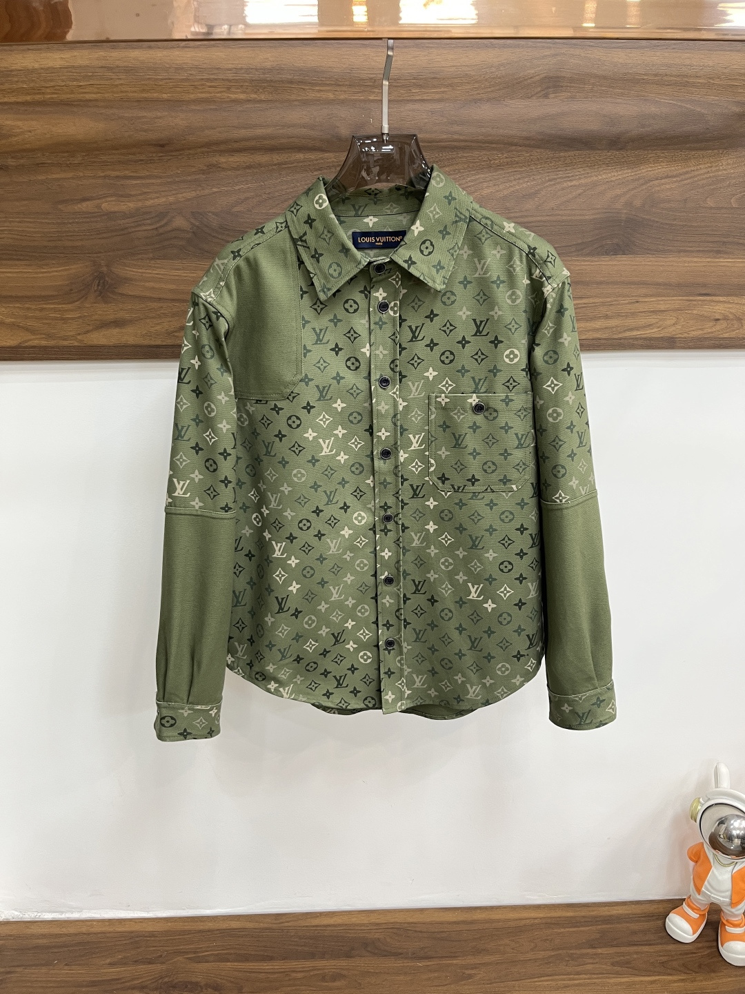 NO:731920,The main recommendation for Lv's 2026 spring new release is the donkey brand lapel jacket, a popular spring jacket. The jacquard fabric is comfortable and slim when worn. It is lazy and casual. When combined with clean and simple colors, it is particularly attractive and suitable for daily wear ~ We are launching sports items decorated with vibrant prints!  Sizes M-3XL, complete with three standards, shipped next day, color green, H2026 new model debut,,louis vuitton,louis vuitton,jackets & coats,jackets & coats,19860909主推 Lv 2026春季新款发布驴牌翻领夹克外套,春季爆款夹克外套,提花面料穿上就是舒适自在又显瘦的存在,慵懒而随性,结合干净简单的色系就特别耐看,适合日常穿着~倾情推出缀饰活力印花的运动单品！ 尺码M-3XL 三标齐全 隔天出货 颜色绿色 H2026新款首发,,louis vuitton,louis vuitton,jackets & coats,jackets & coats,,Men's clothing