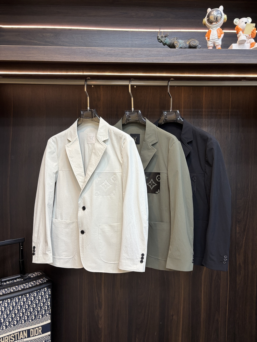 NO:731925,The main recommendation for Lv's 2026 spring new release is the donkey brand blazer, a popular spring jacket with letter logo embroidery. Wearing it makes you feel comfortable and slim, lazy and casual, combined with clean and simple colors, it is particularly eye-catching and suitable for daily wear~ We are launching sports items decorated with vibrant prints!  Sizes M-3XL, complete with three standards, shipped next day, color black, green, white, H2026 new model debut,,louis vuitton,louis vuitton,jackets & coats,jackets & coats,business suit,19860909主推 Lv 2026春季新款发布驴牌西装夹克外套,春季爆款夹克外套,字母logo刺绣,穿上就是舒适自在又显瘦的存在,慵懒而随性,结合干净简单的色系就特别耐看,适合日常穿着~倾情推出缀饰活力印花的运动单品！ 尺码M-3XL 三标齐全 隔天出货 颜色黑色 绿色 白色 H2026新款首发,,louis vuitton,louis vuitton,jackets & coats,jackets & coats,business suit,,Men's clothing