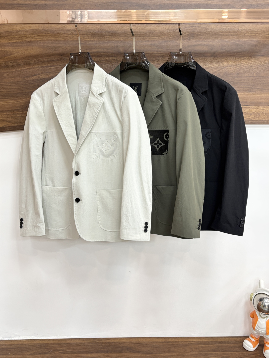 NO:731923,The main recommendation for Lv's 2026 spring new release is the donkey brand blazer, a popular spring jacket with letter logo embroidery. Wearing it makes you feel comfortable and slim, lazy and casual, combined with clean and simple colors, it is particularly eye-catching and suitable for daily wear~ We are launching sports items decorated with vibrant prints!  Sizes M-3XL, complete with three standards, shipped next day, color black, green, white, H2026 new model debut,,louis vuitton,louis vuitton,jackets & coats,jackets & coats,business suit,19860909主推 Lv 2026春季新款发布驴牌西装夹克外套,春季爆款夹克外套,字母logo刺绣,穿上就是舒适自在又显瘦的存在,慵懒而随性,结合干净简单的色系就特别耐看,适合日常穿着~倾情推出缀饰活力印花的运动单品！ 尺码M-3XL 三标齐全 隔天出货 颜色黑色 绿色 白色 H2026新款首发,,louis vuitton,louis vuitton,jackets & coats,jackets & coats,business suit,,Men's clothing