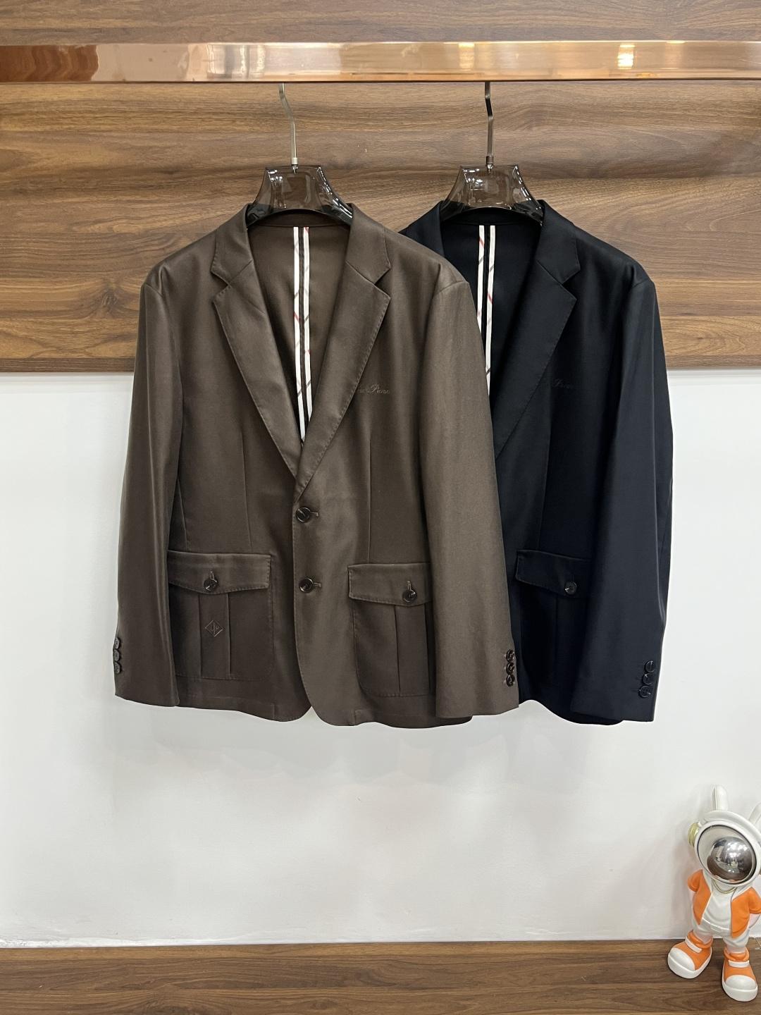 NO:731928,The main recommendation is LP 1926 spring new release LP suit jacket, a popular spring jacket with letter logo embroidery. It makes you feel comfortable and slim when you wear it. It is lazy and casual. It is particularly attractive when combined with clean and simple colors. It is suitable for daily wear~ We are launching sports items decorated with vibrant prints!  Sizes M-3XL, complete with three standards, shipped next day, color black, brown, H2026 new model debut,,loro piana,jackets & coats,jackets & coats,business suit,19860909主推 LP 1926春季新款发布LP西装夹克外套,春季爆款夹克外套,字母logo刺绣,穿上就是舒适自在又显瘦的存在,慵懒而随性,结合干净简单的色系就特别耐看,适合日常穿着~倾情推出缀饰活力印花的运动单品！ 尺码M-3XL 三标齐全 隔天出货 颜色黑色 咖色 H2026新款首发,,loro piana,jackets & coats,jackets & coats,business suit,,Men's clothing