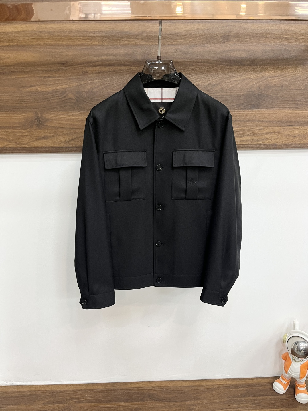 NO:745322,After the year, we mainly recommend the LP 1926 spring new style release LP lapel jacket, a popular spring jacket with letter logo embroidery. Wearing it makes you feel comfortable and slim, lazy and casual, combined with clean and simple colors, it is particularly eye-catching and suitable for daily wear~ We are launching sports items decorated with vibrant prints!  Sizes M-3XL, complete with three standards, shipped next day, color black, brown, H2026 new model debut,,loro piana,jackets & coats,jackets & coats,19860909年后,主推 LP 1926春季新款发布LP翻领夹克外套,春季爆款夹克外套,字母logo刺绣,穿上就是舒适自在又显瘦的存在,慵懒而随性,结合干净简单的色系就特别耐看,适合日常穿着~倾情推出缀饰活力印花的运动单品！ 尺码M-3XL 三标齐全 隔天出货 颜色黑色 咖色 H2026新款首发,,loro piana,jackets & coats,jackets & coats,,Men's clothing