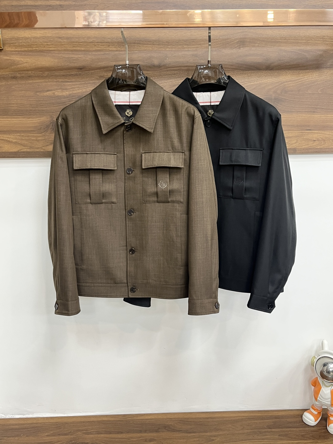 NO:731866,After the year, we mainly recommend the LP 1926 spring new style release LP lapel jacket, a popular spring jacket with letter logo embroidery. Wearing it makes you feel comfortable and slim, lazy and casual, combined with clean and simple colors, it is particularly eye-catching and suitable for daily wear~ We are launching sports items decorated with vibrant prints!  Sizes M-3XL, complete with three standards, shipped next day, color black, brown, H2026 new model debut,,loro piana,jackets & coats,jackets & coats,19860909年后,主推 LP 1926春季新款发布LP翻领夹克外套,春季爆款夹克外套,字母logo刺绣,穿上就是舒适自在又显瘦的存在,慵懒而随性,结合干净简单的色系就特别耐看,适合日常穿着~倾情推出缀饰活力印花的运动单品！ 尺码M-3XL 三标齐全 隔天出货 颜色黑色 咖色 H2026新款首发,,loro piana,jackets & coats,jackets & coats,,Men's clothing