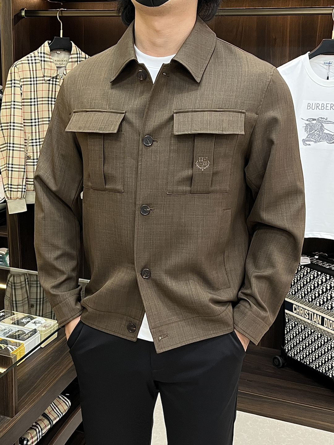 NO:736513,The main recommendation is LP 1926 spring new release LP lapel jacket, a popular spring jacket with letter logo embroidery. It makes you feel comfortable and slim when you wear it. It is lazy and casual. It is particularly attractive when combined with clean and simple colors. It is suitable for daily wear~ We are launching sports items decorated with vibrant prints!  Sizes M-3XL, complete with three standards, shipped next day, color black, brown, H2026 new model debut,,loro piana,jackets & coats,jackets & coats,19860909主推 LP 1926春季新款发布LP翻领夹克外套,春季爆款夹克外套,字母logo刺绣,穿上就是舒适自在又显瘦的存在,慵懒而随性,结合干净简单的色系就特别耐看,适合日常穿着~倾情推出缀饰活力印花的运动单品！ 尺码M-3XL 三标齐全 隔天出货 颜色黑色 咖色 H2026新款首发,,loro piana,jackets & coats,jackets & coats,,Men's clothing