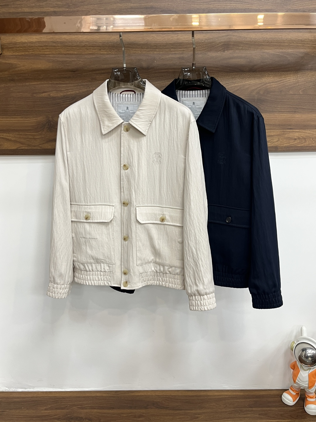 NO:731870,After the year, the main promotion of BC 2026 spring new style is the BC lapel jacket, a popular spring jacket with letter logo embroidery. Wearing it makes you feel comfortable and slim, lazy and casual, combined with clean and simple colors, it is particularly eye-catching and suitable for daily wear~ We are launching sports items decorated with vibrant prints!  Sizes M-3XL, complete with three standards, shipped next day, color black, apricot, H2026 new model first release,,jackets & coats,jackets & coats,19860909年后,主推 BC 2026春季新款发布BC翻领夹克外套,春季爆款夹克外套,字母logo刺绣,穿上就是舒适自在又显瘦的存在,慵懒而随性,结合干净简单的色系就特别耐看,适合日常穿着~倾情推出缀饰活力印花的运动单品！ 尺码M-3XL 三标齐全 隔天出货 颜色黑色 杏色 H2026新款首发,,jackets & coats,jackets & coats,,Men's clothing