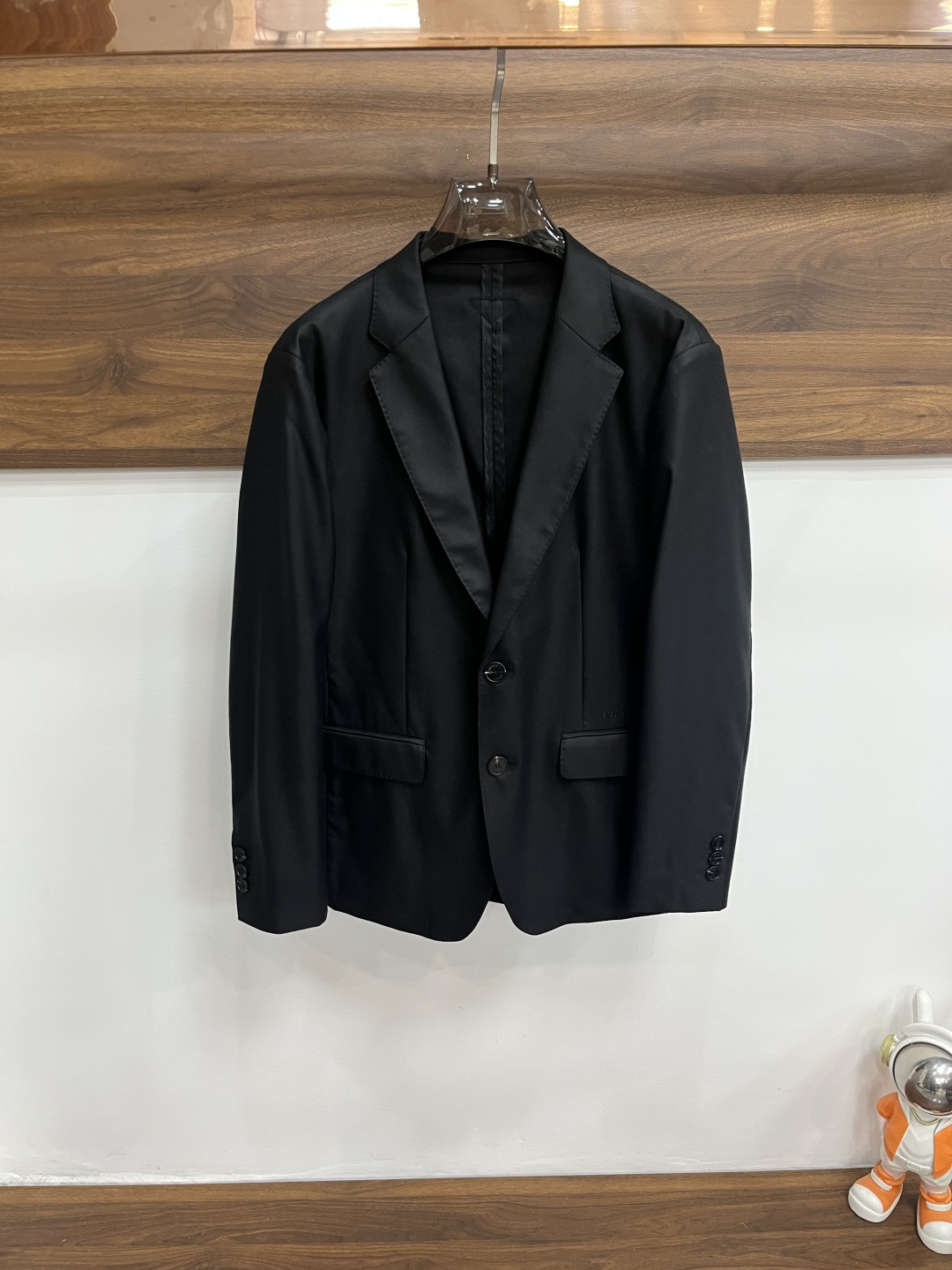 NO:731874,After the year, the main recommendation of Prada 2026 spring new style is the Prada blazer jacket, a popular spring jacket with letter logo embroidery. It makes you feel comfortable and slim when you wear it. It is lazy and casual. When combined with clean and simple colors, it is particularly attractive and suitable for daily wear~ We are launching sports items decorated with vibrant prints!  Sizes M-3XL, complete with three standards, shipped next day, color black, H2026 new model debut,, prada, prada, jackets & coats, jackets & coats, business suit,19860909年后,主推 Prada 2026春季新款发布普拉达西装夹克外套,春季爆款夹克外套,字母logo刺绣,穿上就是舒适自在又显瘦的存在,慵懒而随性,结合干净简单的色系就特别耐看,适合日常穿着~倾情推出缀饰活力印花的运动单品！ 尺码M-3XL 三标齐全 隔天出货 颜色黑色 H2026新款首发,,prada,prada,jackets & coats,jackets & coats,business suit,,Men's clothing