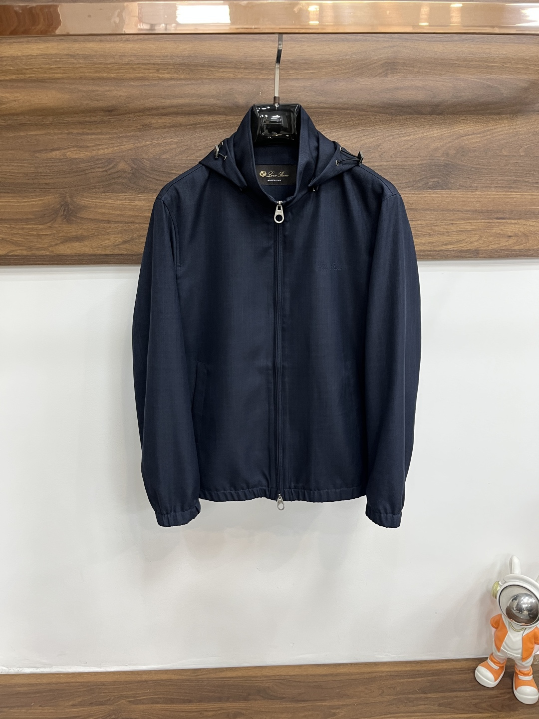 NO:731878,After the year, we mainly recommend the LP 1926 spring new style release LP hooded jacket, a popular spring jacket with letter logo embroidery. Wearing it makes you feel comfortable and slim, lazy and casual, combined with clean and simple colors, it is particularly attractive and suitable for daily wear~ We are launching sports items decorated with vibrant prints!  Sizes M-3XL Complete with three standards Shipping next day Color Black Khaki H2026 new model debut, loro piana,jackets & coats,jackets & coats,hats,19860909年后,主推 LP 1926春季新款发布LP 连帽夹克外套,春季爆款夹克外套,字母logo刺绣,穿上就是舒适自在又显瘦的存在,慵懒而随性,结合干净简单的色系就特别耐看,适合日常穿着~倾情推出缀饰活力印花的运动单品！ 尺码M-3XL 三标齐全 隔天出货 颜色黑色 卡其色 H2026新款首发,,loro piana,jackets & coats,jackets & coats,hats,,Men's clothing