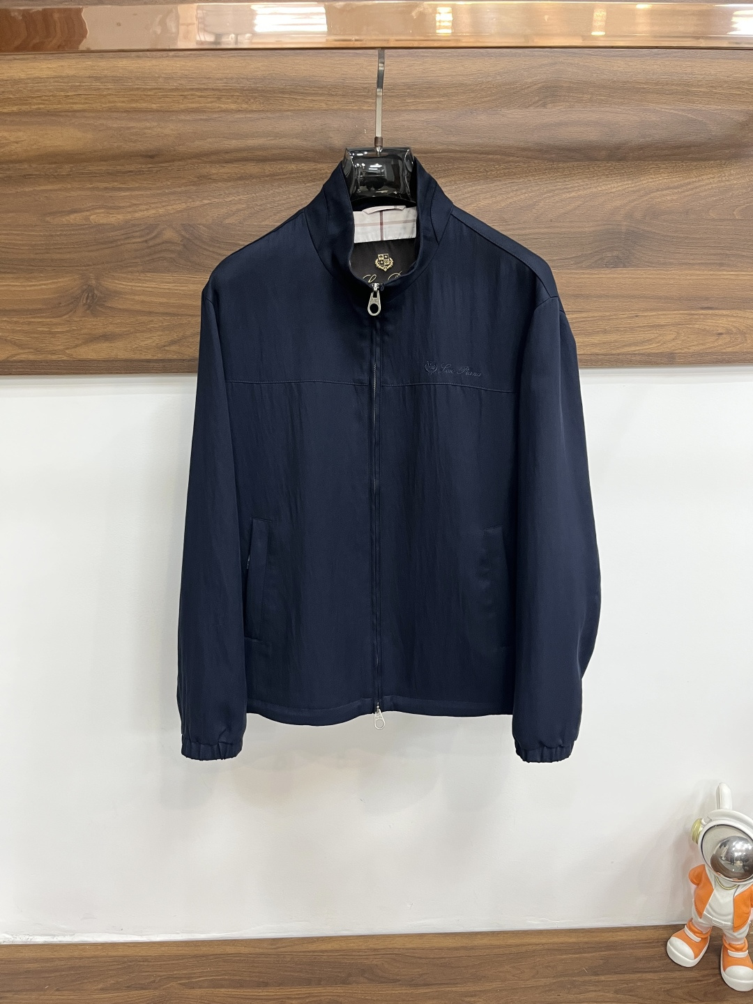 NO:731882,After the year, we mainly recommend the LP 1926 spring new style LP stand-collar jacket, a popular spring jacket with letter logo embroidery. Wearing it makes you feel comfortable and slim, lazy and casual, combined with clean and simple colors, it is particularly eye-catching and suitable for daily wear~ We are launching sports items decorated with vibrant prints!  Sizes M-3XL Complete with three standards Shipping next day Color Black Khaki H2026 new model debut, loro piana, jackets & coats, jackets & coats,19860909年后,主推 LP 1926春季新款发布LP立领夹克外套,春季爆款夹克外套,字母logo刺绣,穿上就是舒适自在又显瘦的存在,慵懒而随性,结合干净简单的色系就特别耐看,适合日常穿着~倾情推出缀饰活力印花的运动单品！ 尺码M-3XL 三标齐全 隔天出货 颜色黑色 卡其色 H2026新款首发,,loro piana,jackets & coats,jackets & coats,,Men's clothing