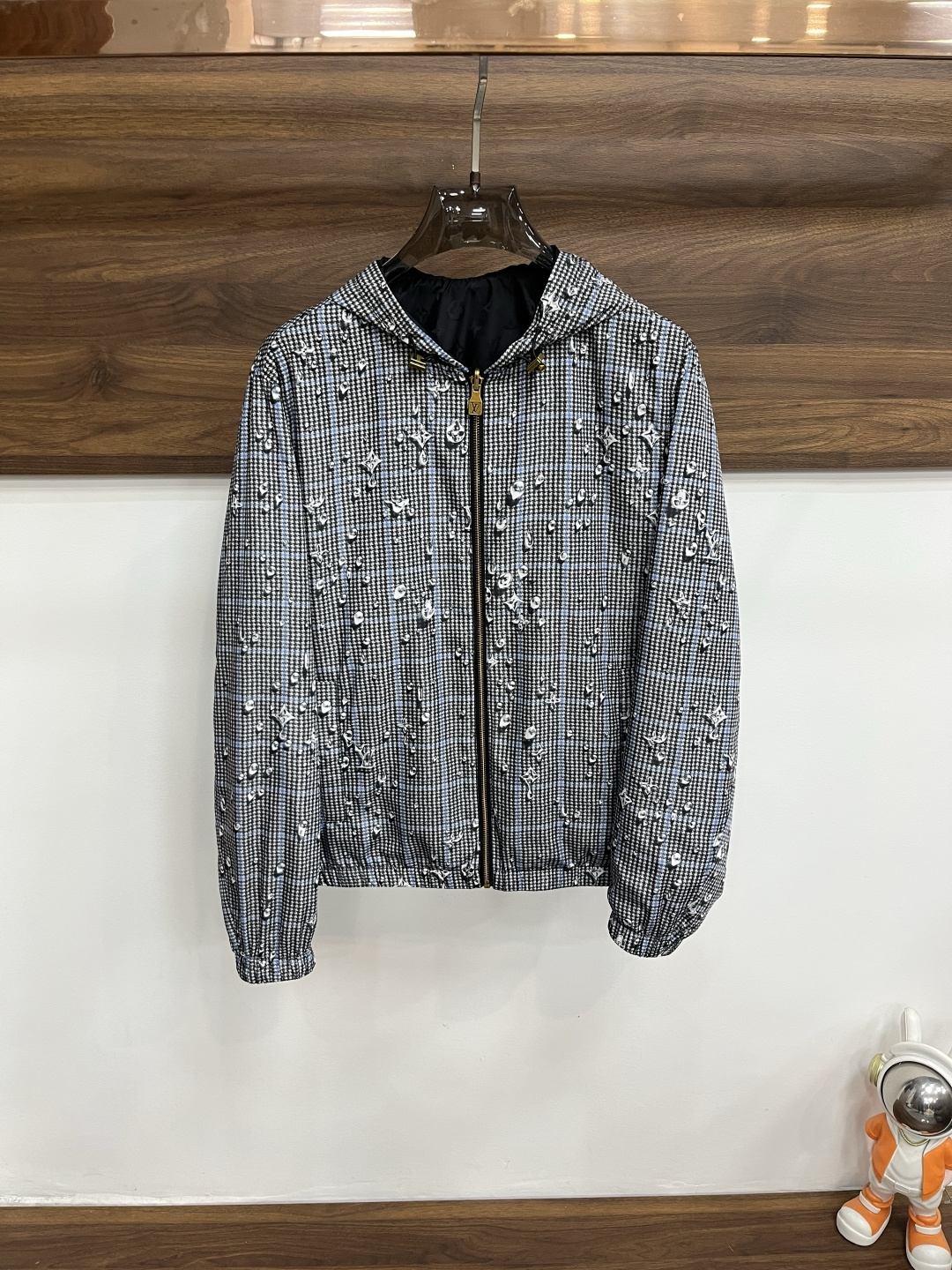 NO:731887,After the year, the main recommendation is LV’s 2026 spring new style, donkey brand hooded jacket, which is reversible, a popular jacket, a popular spring jacket, with letter logo embroidery. Wearing it makes you feel comfortable and slim, lazy and casual, combined with clean and simple colors, it is particularly eye-catching and suitable for daily wear~ We are launching sports items decorated with vibrant prints!  Sizes M-3XL, complete with three standards, shipped next day, color black, H2026 new model debut,,louis vuitton,louis vuitton,jackets & coats,jackets & coats,hats,19860909年后,主推 LV 2026春季新款发布驴牌连帽夹克外套,双面可穿,爆款外套,春季爆款夹克外套,字母logo刺绣,穿上就是舒适自在又显瘦的存在,慵懒而随性,结合干净简单的色系就特别耐看,适合日常穿着~倾情推出缀饰活力印花的运动单品！ 尺码M-3XL 三标齐全 隔天出货 颜色黑色 H2026新款首发,,louis vuitton,louis vuitton,jackets & coats,jackets & coats,hats,,Men's clothing