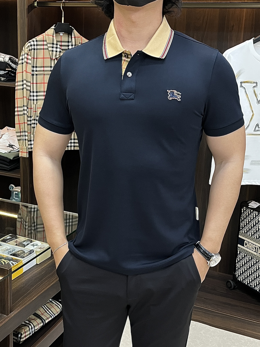 NO:736546,Mainly recommended Burberry 2026ss autumn new release Burberry lapel short-sleeved T-shirt, high-end new short-sleeved, letter logo embroidery, wearing it is comfortable and slim, lazy and casual, combined with clean and simple colors, it is particularly eye-catching, suitable for daily wear~ We introduce sports items decorated with vibrant prints, fashionable and quality life!  Size M-3XL H2026 new model debut,,burberry,burberry,T-shirt,tees,t-shirt,19860909主推 Burberry 2026ss秋季新款发布巴宝莉翻领短袖T恤,高端新款短袖,字母logo刺绣,穿上就是舒适自在又显瘦的存在,慵懒而随性,结合干净简单的色系就特别耐看,适合日常穿着~倾情推出缀饰活力印花的运动单品,时尚品质生活！ 尺码M-3XL H2026新款首发,,burberry,burberry,T-shirt,tees，t-shirt,,Men's clothing