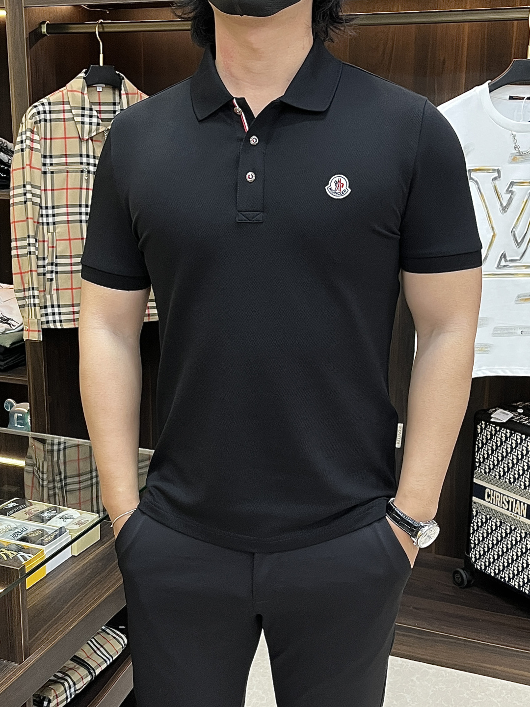 NO:734021,The main recommendation is Moncler's 2026ss autumn new release of the muzzle lapel short-sleeved T-shirt, high-end new short-sleeved, letter logo embroidery, wearing it makes you feel comfortable and slim, lazy and casual, combined with clean and simple colors, it is particularly eye-catching, suitable for daily wear~ We introduce sports items decorated with vibrant prints, fashionable and quality life!  Size M-3XL H2026 new model debut,,Moncler,T-shirt,tees,t-shirt,19860909主推 Moncler 2026ss秋季新款发布蒙口翻领短袖T恤,高端新款短袖,字母logo刺绣,穿上就是舒适自在又显瘦的存在,慵懒而随性,结合干净简单的色系就特别耐看,适合日常穿着~倾情推出缀饰活力印花的运动单品,时尚品质生活！ 尺码M-3XL H2026新款首发,,Moncler,T-shirt,tees，t-shirt,,Men's clothing
