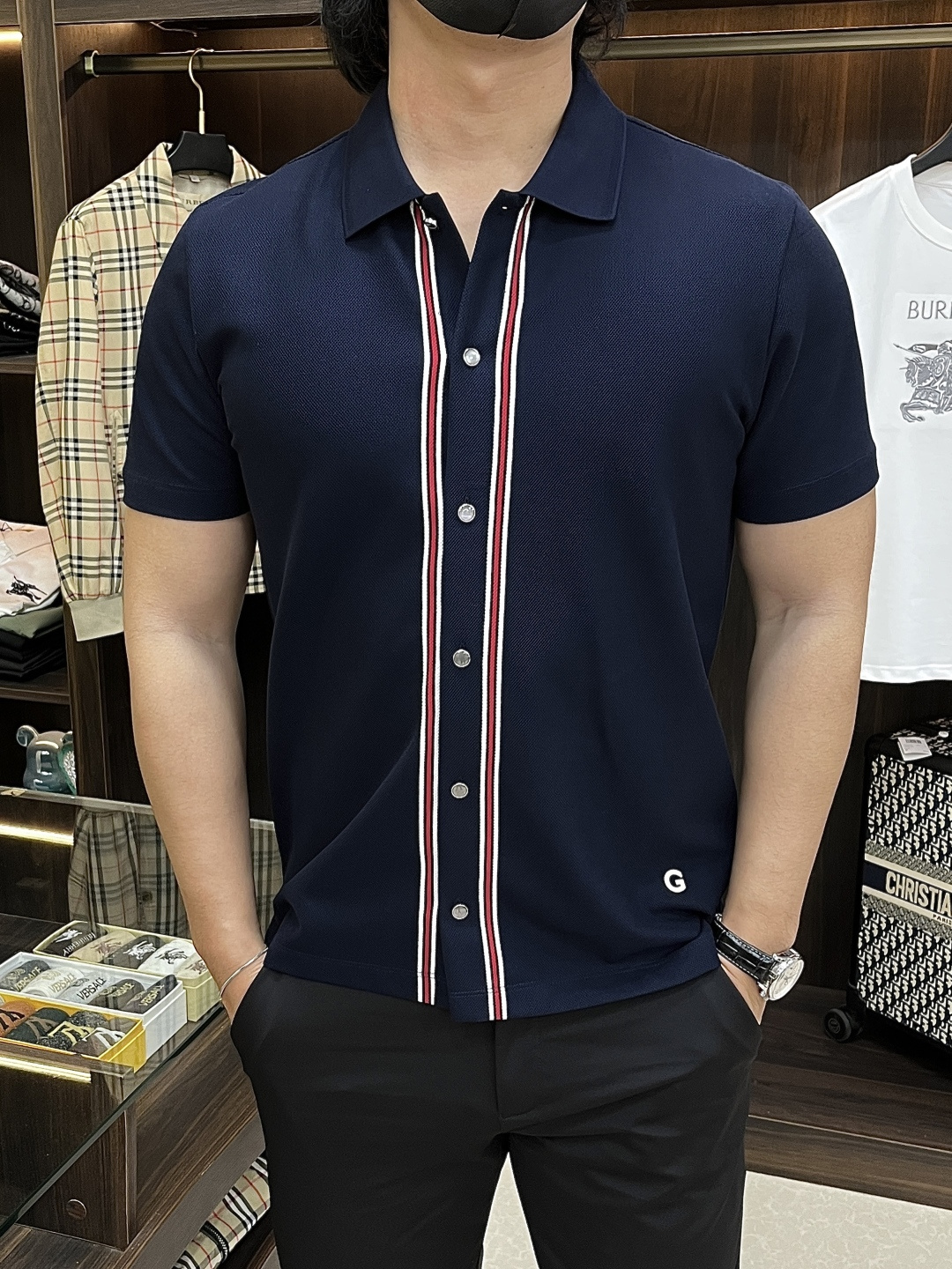 NO:734031,Mainly recommended Gucci 2025ss autumn new release Gucci casual short-sleeved shirt, high-end new short-sleeved, letter logo embroidery, wearing it will make you feel comfortable and slim, lazy and casual, combined with clean and simple colors, it is particularly eye-catching, suitable for daily wear~ We introduce sports items decorated with vibrant prints, fashionable and quality life!  Size M-3XL H2026 new model first release,,gucci,gucci,shirts,T-shirt,19860909主推 Gucci 2025ss秋季新款发布古驰休闲短袖衬衫,高端新款短袖,字母logo刺绣,穿上就是舒适自在又显瘦的存在,慵懒而随性,结合干净简单的色系就特别耐看,适合日常穿着~倾情推出缀饰活力印花的运动单品,时尚品质生活！ 尺码M-3XL H2026新款首发,,gucci,gucci,shirts,T-shirt,,Men's clothing