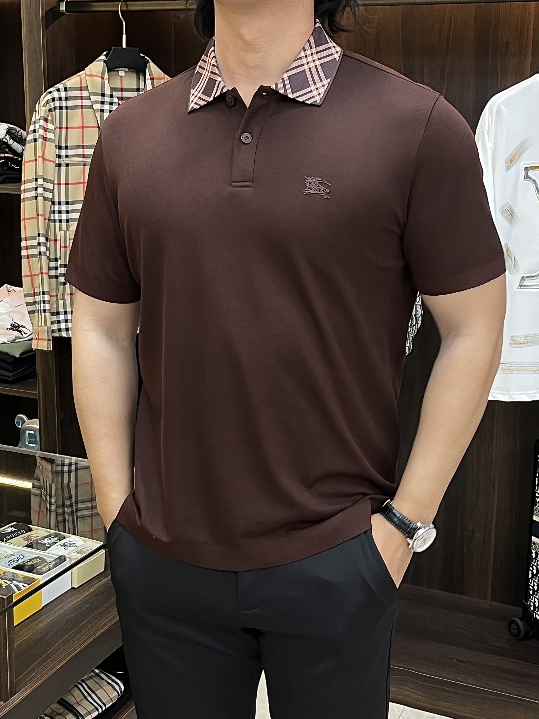 NO:734036,Mainly recommended Burberry 2025ss autumn new release Burberry lapel short-sleeved T-shirt, high-end new short-sleeved, letter logo embroidery, wearing it is comfortable and slim, lazy and casual, combined with clean and simple colors, it is particularly eye-catching, suitable for daily wear~ We introduce sports items decorated with vibrant prints, fashionable and quality life!  Size M-3XL H2026 new model debut,,burberry,burberry,T-shirt,tees,t-shirt,19860909主推 Burberry 2025ss秋季新款发布巴宝莉翻领短袖T恤,高端新款短袖,字母logo刺绣,穿上就是舒适自在又显瘦的存在,慵懒而随性,结合干净简单的色系就特别耐看,适合日常穿着~倾情推出缀饰活力印花的运动单品,时尚品质生活！ 尺码M-3XL H2026新款首发,,burberry,burberry,T-shirt,tees，t-shirt,,Men's clothing