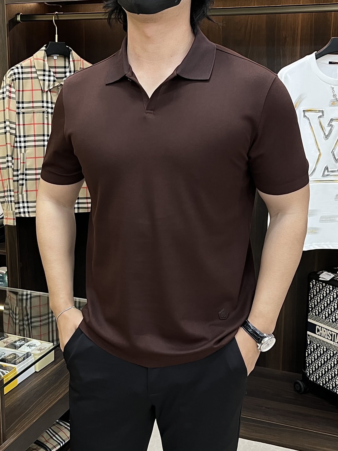 NO:734041,Mainly recommended LP 1925ss autumn new release LP lapel short-sleeved T-shirt, high-end new short-sleeved, letter logo embroidery, wearing it will make you feel comfortable and slim, lazy and casual, combined with clean and simple colors, it is particularly eye-catching, suitable for daily wear~ We introduce sports items decorated with vibrant prints, fashionable and quality life!  Size M-3XL H2026 new model first release, loro piana, T-shirt, tees, t-shirt,19860909主推 LP 1925ss秋季新款发布LP翻领短袖T恤,高端新款短袖,字母logo刺绣,穿上就是舒适自在又显瘦的存在,慵懒而随性,结合干净简单的色系就特别耐看,适合日常穿着~倾情推出缀饰活力印花的运动单品,时尚品质生活！ 尺码M-3XL H2026新款首发,,loro piana,T-shirt,tees，t-shirt,,Men's clothing