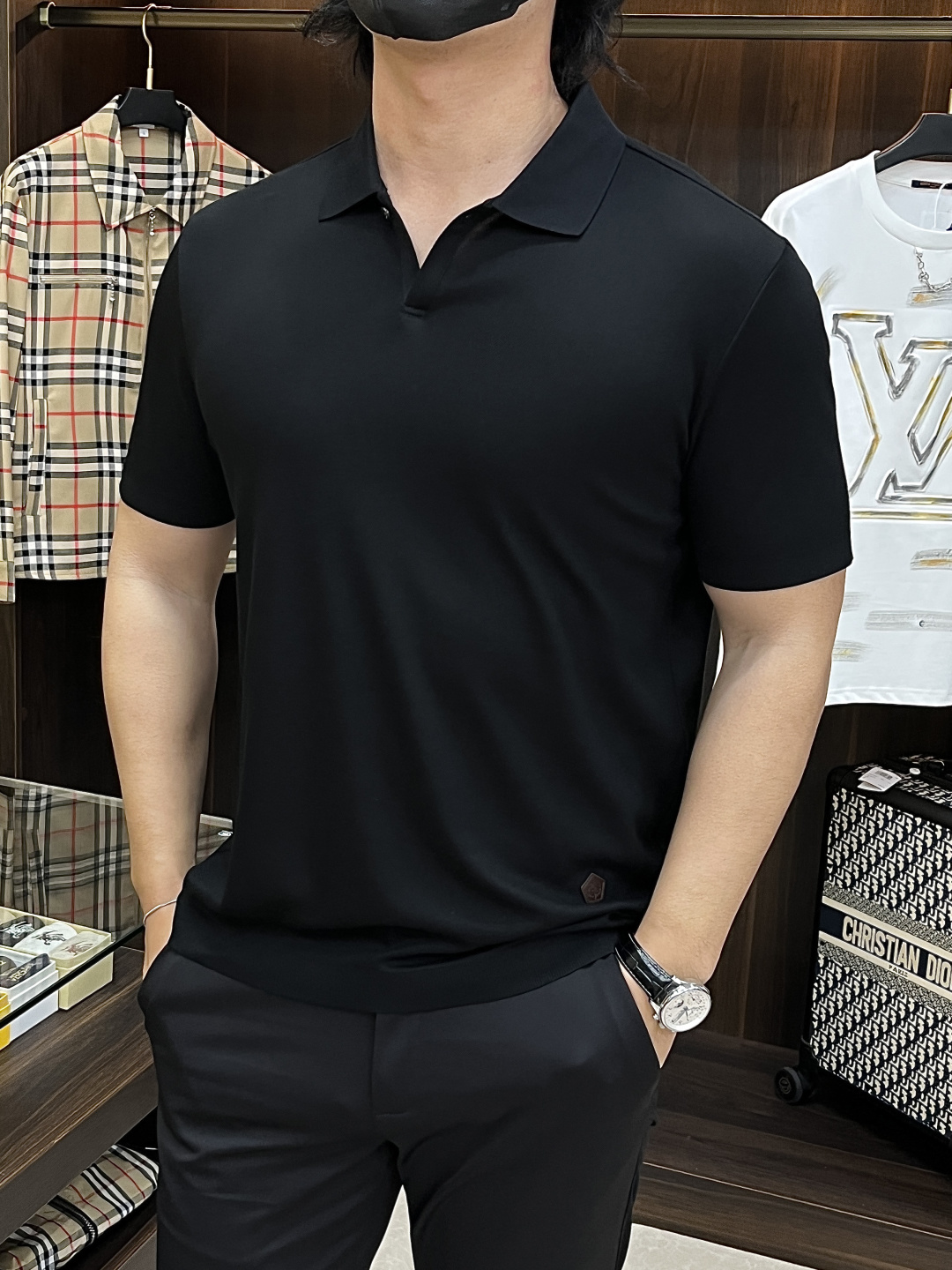 NO:734006,Mainly recommended LP 1925ss autumn new release LP lapel short-sleeved T-shirt, high-end new short-sleeved, letter logo embroidery, wearing it will make you feel comfortable and slim, lazy and casual, combined with clean and simple colors, it is particularly eye-catching, suitable for daily wear~ We introduce sports items decorated with vibrant prints, fashionable and quality life!  Size M-3XL H2026 new model first release, loro piana, T-shirt, tees, t-shirt,19860909主推 LP 1925ss秋季新款发布LP翻领短袖T恤,高端新款短袖,字母logo刺绣,穿上就是舒适自在又显瘦的存在,慵懒而随性,结合干净简单的色系就特别耐看,适合日常穿着~倾情推出缀饰活力印花的运动单品,时尚品质生活！ 尺码M-3XL H2026新款首发,,loro piana,T-shirt,tees，t-shirt,,Men's clothing