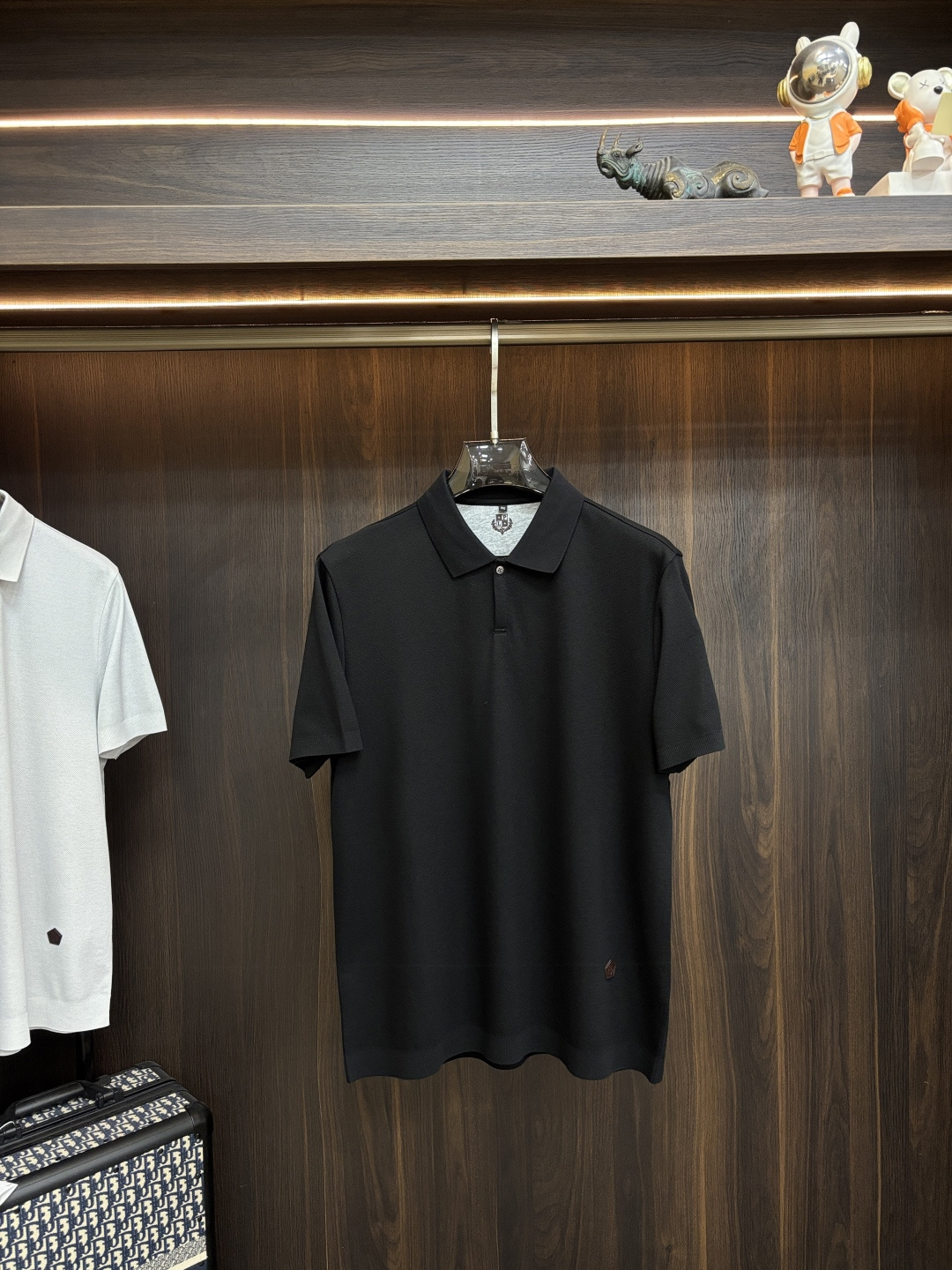 NO:736519,Mainly recommended LP 1925ss autumn new release LP lapel short-sleeved T-shirt, high-end new short-sleeved, letter logo embroidery, wearing it will make you feel comfortable and slim, lazy and casual, combined with clean and simple colors, it is particularly eye-catching, suitable for daily wear~ We introduce sports items decorated with vibrant prints, fashionable and quality life!  Size M-3XL H2026 new model first release, loro piana, T-shirt, tees, t-shirt,19860909主推 LP 1925ss秋季新款发布LP翻领短袖T恤,高端新款短袖,字母logo刺绣,穿上就是舒适自在又显瘦的存在,慵懒而随性,结合干净简单的色系就特别耐看,适合日常穿着~倾情推出缀饰活力印花的运动单品,时尚品质生活！ 尺码M-3XL H2026新款首发,,loro piana,T-shirt,tees，t-shirt,,Men's clothing