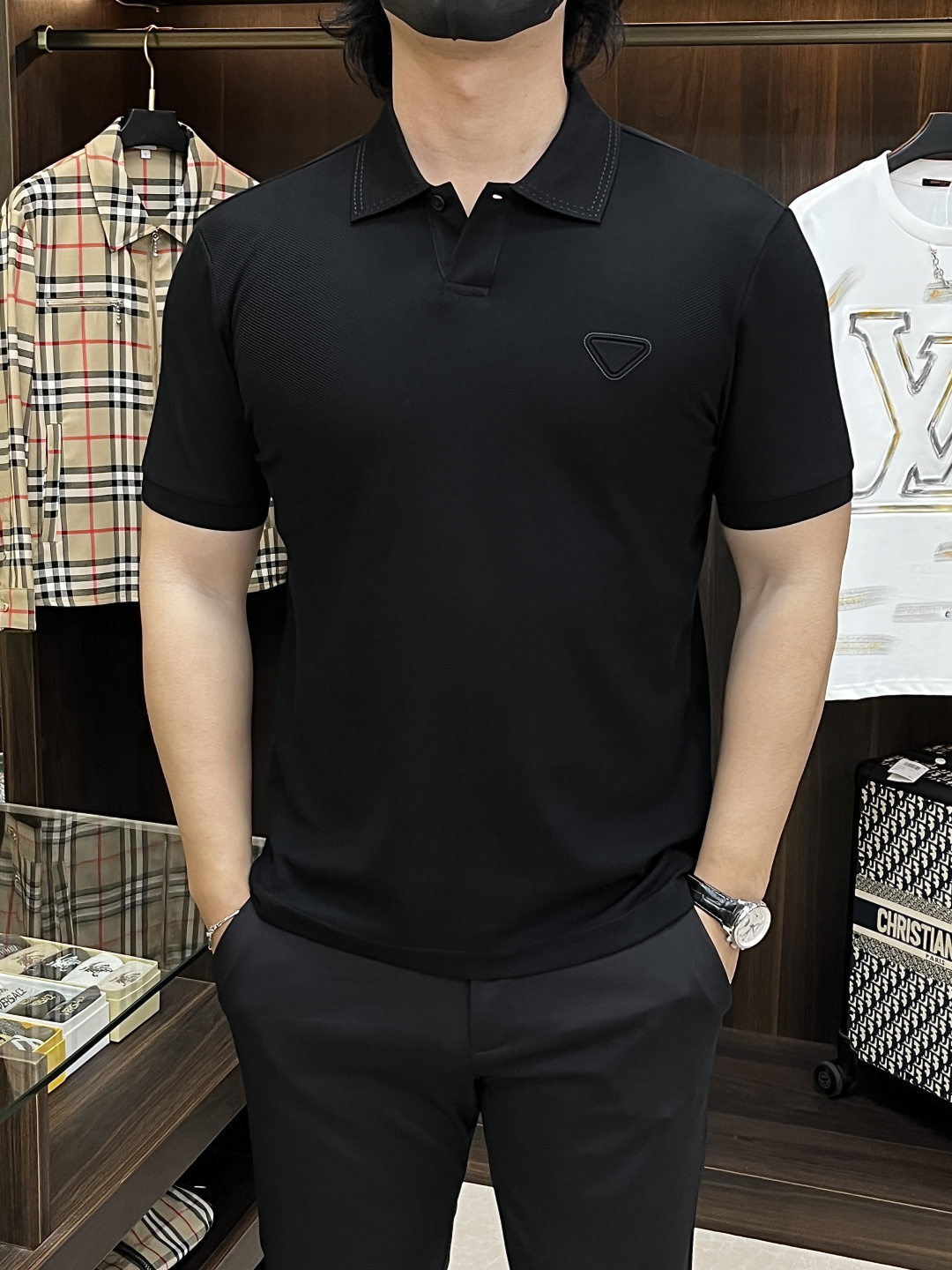 NO:734014,Mainly recommend Prada 2025ss autumn new release Prada lapel short-sleeved T-shirt, high-end new short-sleeved, letter logo embroidery, wearing it is comfortable and slim, lazy and casual, combined with clean and simple colors, it is particularly eye-catching, suitable for daily wear~ We introduce sports items decorated with vibrant prints, fashionable and quality life!  Size M-3XL H2026 new model debut,, prada, prada, T-shirt, tees, t-shirt,19860909主推 Prada 2025ss秋季新款发布普拉达翻领短袖T恤,高端新款短袖,字母logo刺绣,穿上就是舒适自在又显瘦的存在,慵懒而随性,结合干净简单的色系就特别耐看,适合日常穿着~倾情推出缀饰活力印花的运动单品,时尚品质生活！ 尺码M-3XL H2026新款首发,,prada,prada,T-shirt,tees，t-shirt,,Men's clothing