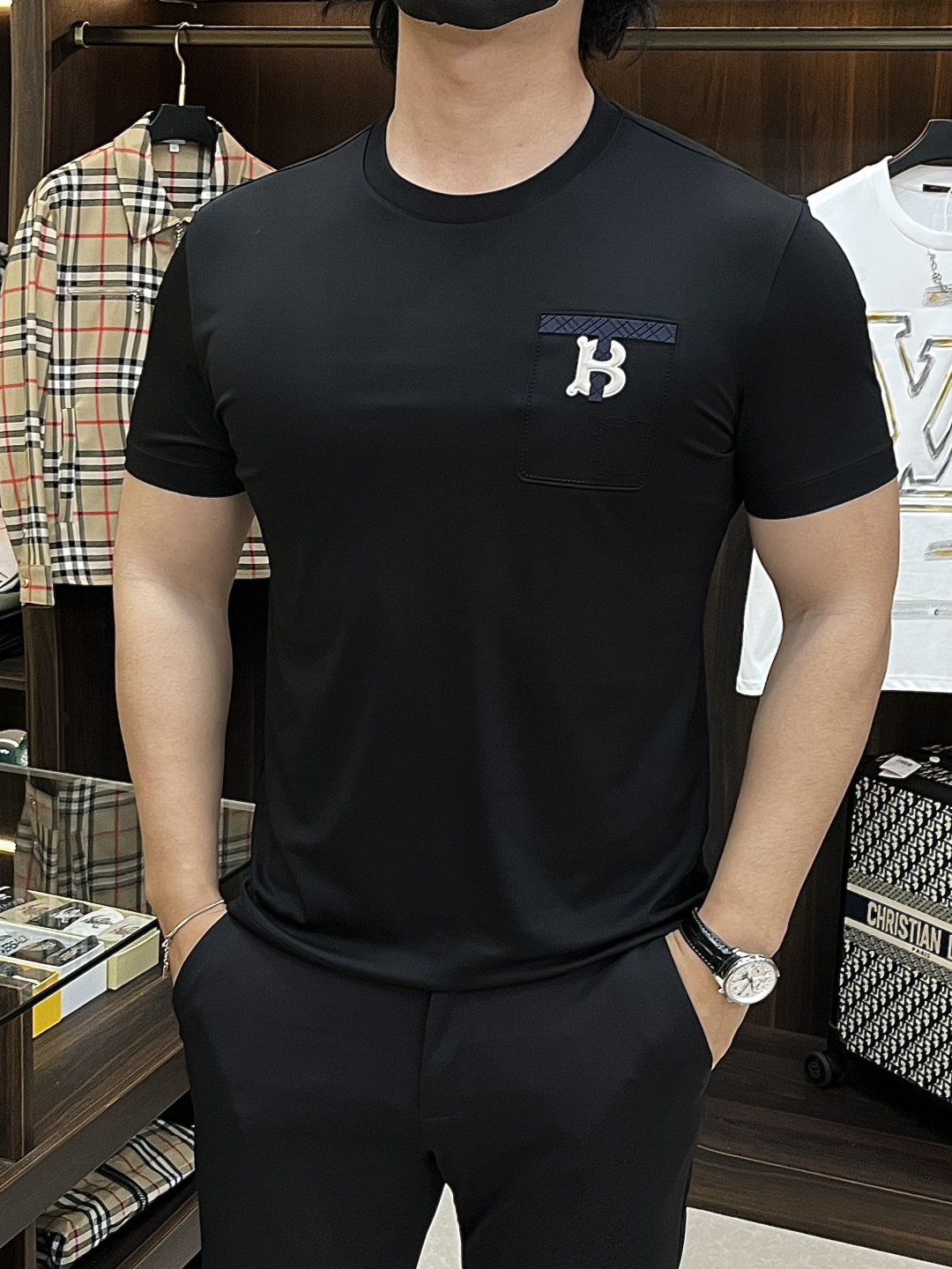 NO:731893,Mainly recommended Burberry 2026ss spring new release Burberry round neck short-sleeved T-shirt, high-end new short-sleeved, letter logo embroidery, wearing it is comfortable and slim, lazy and casual, combined with clean and simple colors, it is particularly eye-catching, suitable for daily wear~ We introduce sports items decorated with vibrant prints, fashionable and quality life!  Size M-3XL H2026 new model debut,,burberry,burberry,T-shirt,tees,t-shirt,19860909主推 Burberry 2026ss春季新款发布巴宝莉圆领短袖T恤,高端新款短袖,字母logo刺绣,穿上就是舒适自在又显瘦的存在,慵懒而随性,结合干净简单的色系就特别耐看,适合日常穿着~倾情推出缀饰活力印花的运动单品,时尚品质生活！ 尺码M-3XL H2026新款首发,,burberry,burberry,T-shirt,tees，t-shirt,,Men's clothing