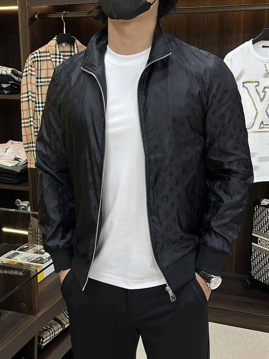 NO:736499,New Year’s Eve!  Mainly recommend LV 2026ss spring new release, donkey brand stand-up collar jacket, spring hot jacket, letter jacquard fabric, wearing it will make you feel comfortable and slim, lazy and casual, combined with clean and simple colors, it is particularly eye-catching, suitable for daily wear~ We are launching sports items decorated with vibrant prints, fashionable and quality life!  Size M-3XL H2025 new model debut,,louis vuitton,louis vuitton,jackets & coats,jackets & coats,19860909年后！主推 LV 2026ss春季新款发布驴牌立领夹克外套,春季爆款外套,字母提花面料,穿上就是舒适自在又显瘦的存在,慵懒而随性,结合干净简单的色系就特别耐看,适合日常穿着~倾情推出缀饰活力印花的运动单品,时尚品质生活！ 尺码M-3XL H2025新款首发,,louis vuitton,louis vuitton,jackets & coats,jackets & coats,,Men's clothing