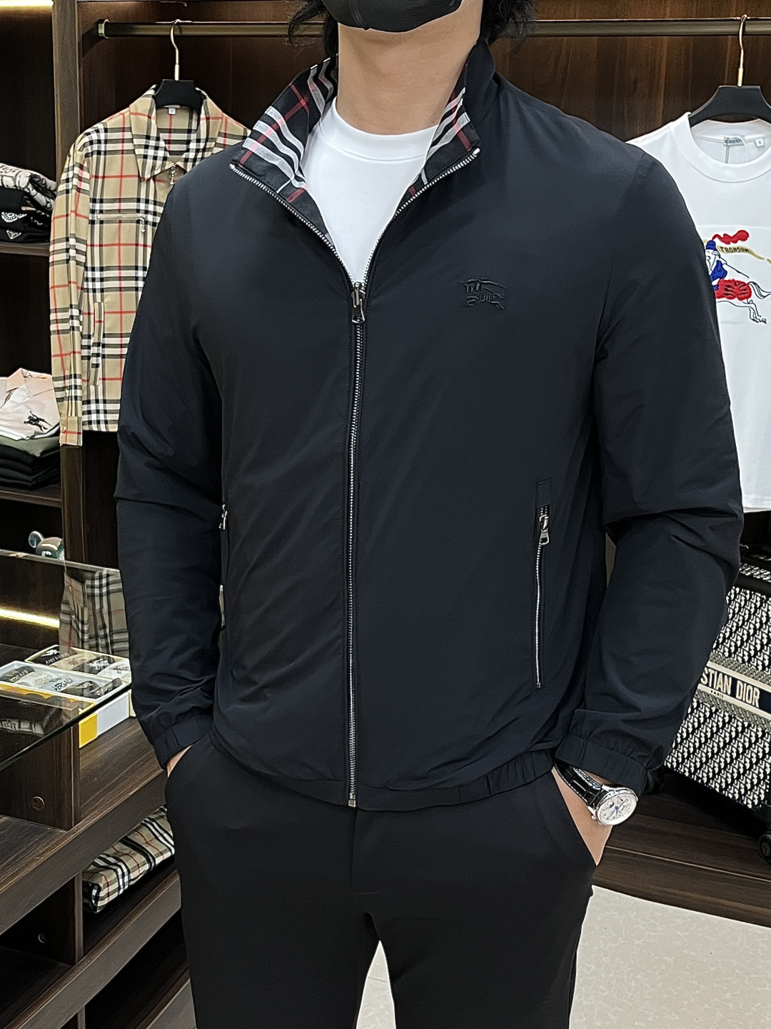 NO:731933,The main recommendation is Burberry's 2026ss spring new release. Burberry's stand-up collar jacket is a double-sided spring popular jacket with classic war horse logo embroidery. It makes you feel comfortable and slim when you wear it. It is lazy and casual. It is particularly attractive when combined with clean and simple colors. It is suitable for daily wear~ We introduce sports items decorated with vibrant prints for a fashionable and quality life!  Size M-3XL H2025 new model debut,,burberry,burberry,jackets & coats,jackets & coats,19860909主推 Burberry 2026ss春季新款发布巴宝莉立领夹克外套,双面穿春季爆款外套,经典战马logo刺绣,穿上就是舒适自在又显瘦的存在,慵懒而随性,结合干净简单的色系就特别耐看,适合日常穿着~倾情推出缀饰活力印花的运动单品,时尚品质生活！ 尺码M-3XL H2025新款首发,,burberry,burberry,jackets & coats,jackets & coats,,Men's clothing