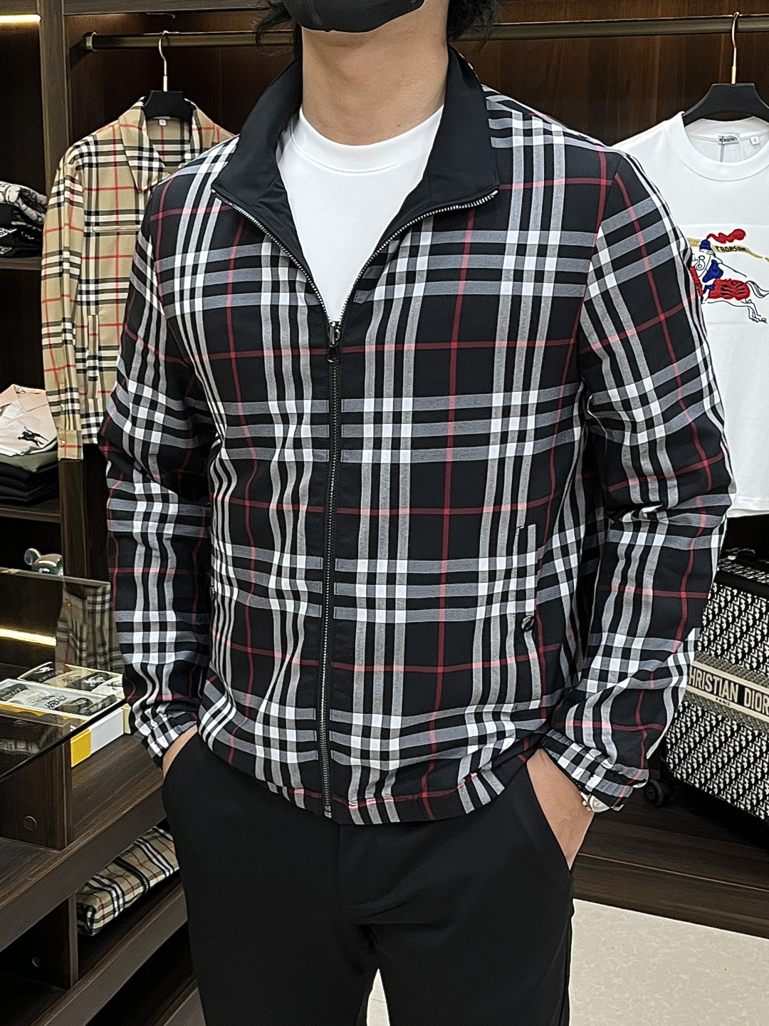 NO:731905,The main recommendation is Burberry's 2026ss spring new release. Burberry's stand-up collar jacket is a double-sided spring popular jacket with classic war horse logo embroidery. It makes you feel comfortable and slim when you wear it. It is lazy and casual. It is particularly attractive when combined with clean and simple colors. It is suitable for daily wear~ We introduce sports items decorated with vibrant prints for a fashionable and quality life!  Size M-3XL H2026 new model debut,,burberry,burberry,jackets & coats,jackets & coats,19860909主推 Burberry 2026ss春季新款发布巴宝莉立领夹克外套,双面穿春季爆款外套,经典战马logo刺绣,穿上就是舒适自在又显瘦的存在,慵懒而随性,结合干净简单的色系就特别耐看,适合日常穿着~倾情推出缀饰活力印花的运动单品,时尚品质生活！ 尺码M-3XL H2026新款首发,,burberry,burberry,jackets & coats,jackets & coats,,Men's clothing