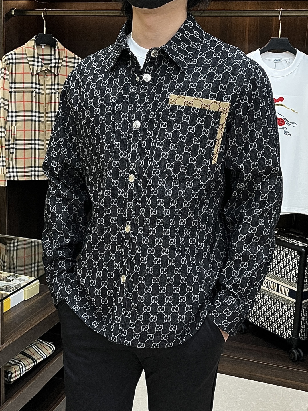 NO:734027,Mainly recommend Gucci Gucci 2026ss spring new lapel jacket full high-end version!  Haute couture counter fabric accessories, high breathability and comfort, impeccable details, exquisite workmanship and complex craftsmanship, casual tailoring, awesome upper body shape, color black, code size 48-56,,gucci,jackets & coats,jackets & coats,19860909主推 Gucci 古奇 2026ss春季新款翻领夹克外套全高端版本！高定专柜面料辅料,透气舒适度高,细节无可挑剔,做工考究工艺复杂,呈现休闲裁剪,上身版型超赞 颜色黑色 码数48-56,,gucci,jackets & coats,jackets & coats,,Men's clothing