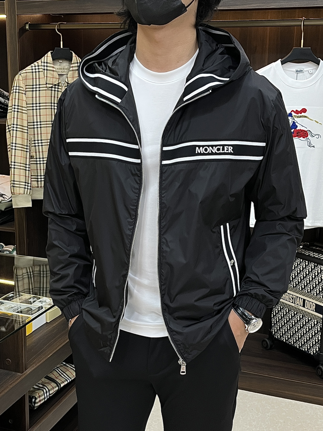 NO:734032,Mainly recommend Gucci Gucci 2026ss spring new hooded jacket, full high-end version!  Haute couture counter fabric accessories, high breathability and comfort, impeccable details, exquisite workmanship and complex craftsmanship, casual tailoring, awesome upper body shape, color black blue, code size 48-56,,gucci,jackets & coats,jackets & coats,hats,19860909主推 Gucci 古奇 2026ss春季新款连帽夹克外套全高端版本！高定专柜面料辅料,透气舒适度高,细节无可挑剔,做工考究工艺复杂,呈现休闲裁剪,上身版型超赞 颜色黑色 蓝色 码数48-56,,gucci,jackets & coats,jackets & coats,hats,,Men's clothing