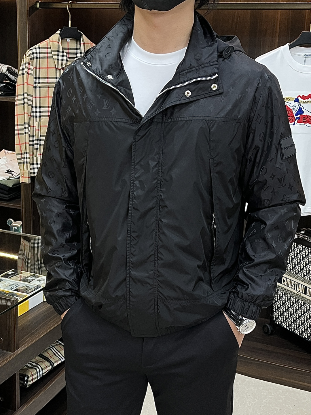 NO:734037,Mainly recommend LV 2026ss spring new hooded jacket, full high-end version!  Haute couture counter fabric accessories, high breathability and comfort, impeccable details, exquisite workmanship and complex craftsmanship, casual tailoring, awesome upper body shape, color black, size 48-56,, louis vuitton, jackets & coats, jackets & coats, hats,19860909主推 LV 2026ss春季新款连帽夹克外套全高端版本！高定专柜面料辅料,透气舒适度高,细节无可挑剔,做工考究工艺复杂,呈现休闲裁剪,上身版型超赞 颜色黑色 码数48-56,,louis vuitton,jackets & coats,jackets & coats,hats,,Men's clothing