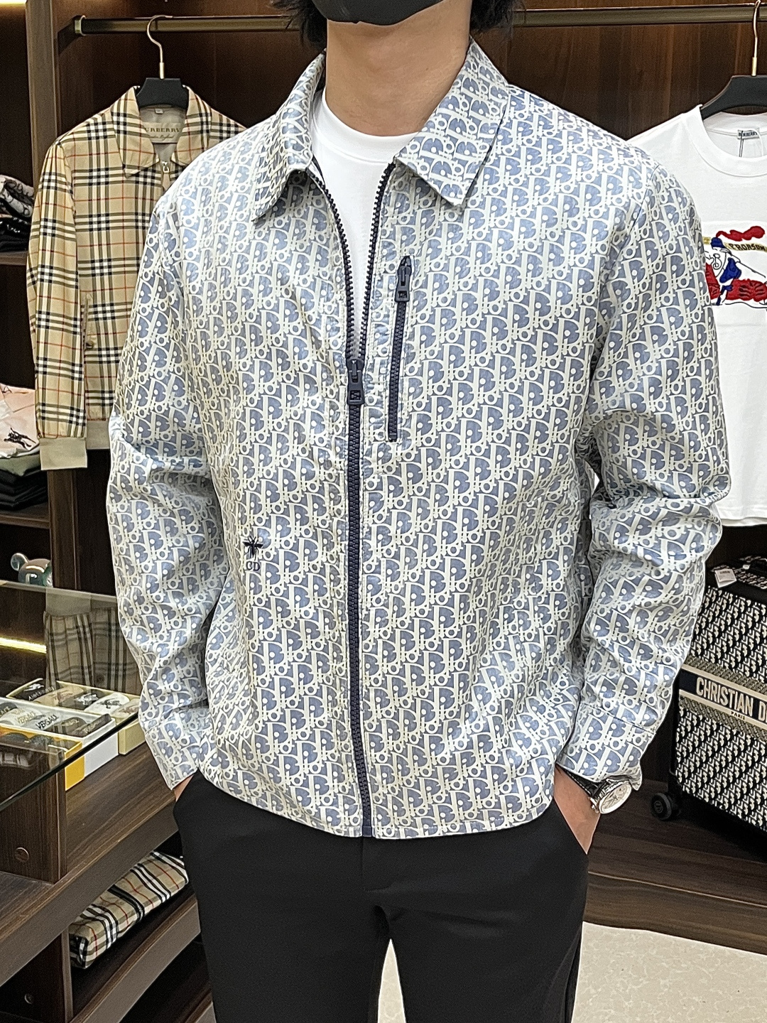 NO:734042,Mainly recommend Dior Dior 2026ss spring new lapel jacket full high-end version!  Haute couture counter fabric accessories, high breathability and comfort, impeccable details, exquisite workmanship and complex craftsmanship, casual tailoring, awesome upper body shape, color, jacquard color, code number 48-56,, dior, dior, jackets & coats, jackets & coats,19860909主推 Dior 迪奥 2026ss春季新款翻领夹克外套全高端版本！高定专柜面料辅料,透气舒适度高,细节无可挑剔,做工考究工艺复杂,呈现休闲裁剪,上身版型超赞 颜色提花色 码数48-56,,dior,dior,jackets & coats,jackets & coats,,Men's clothing